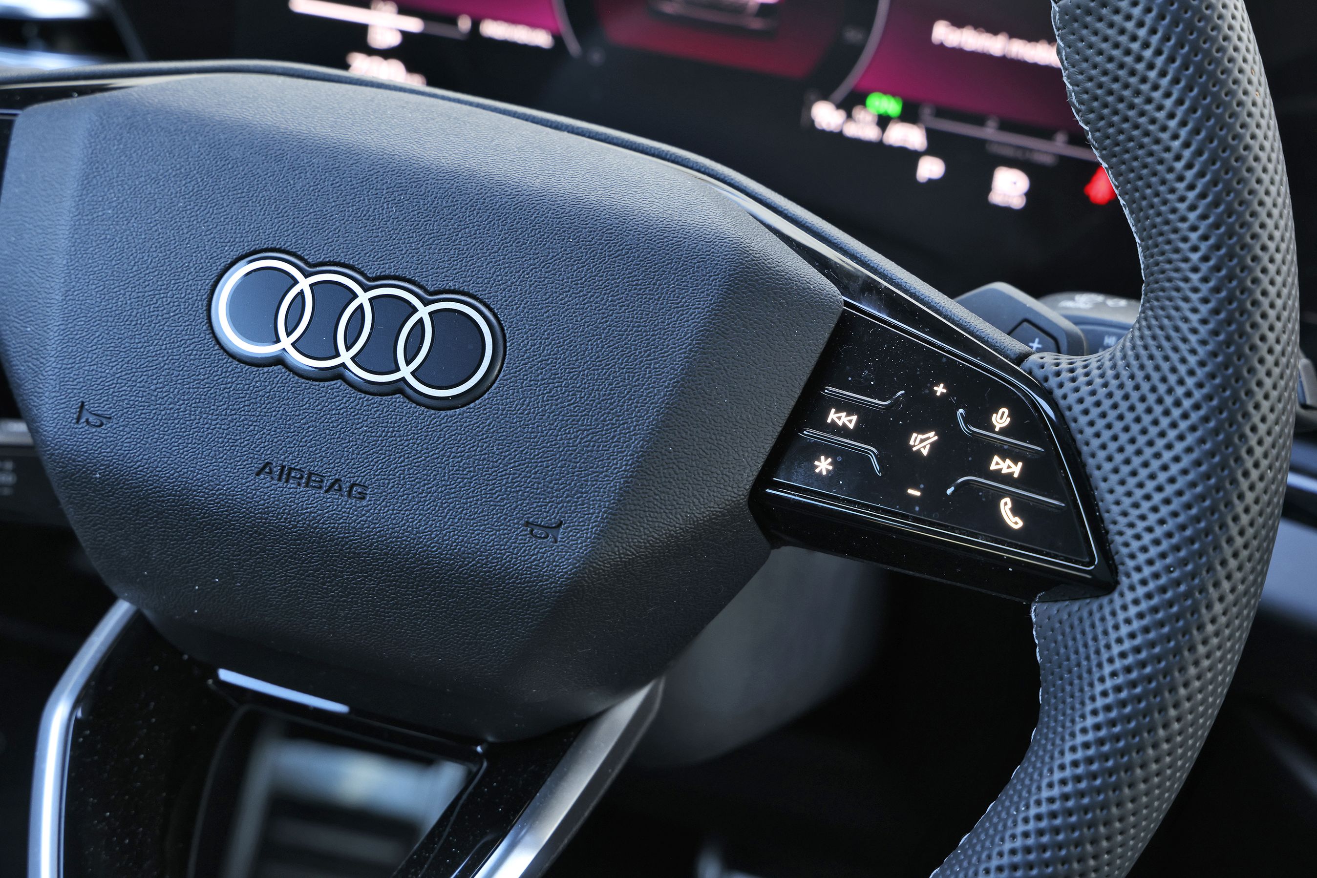 Trykfølsomme knapper på rattet i en Audi A6 Avant