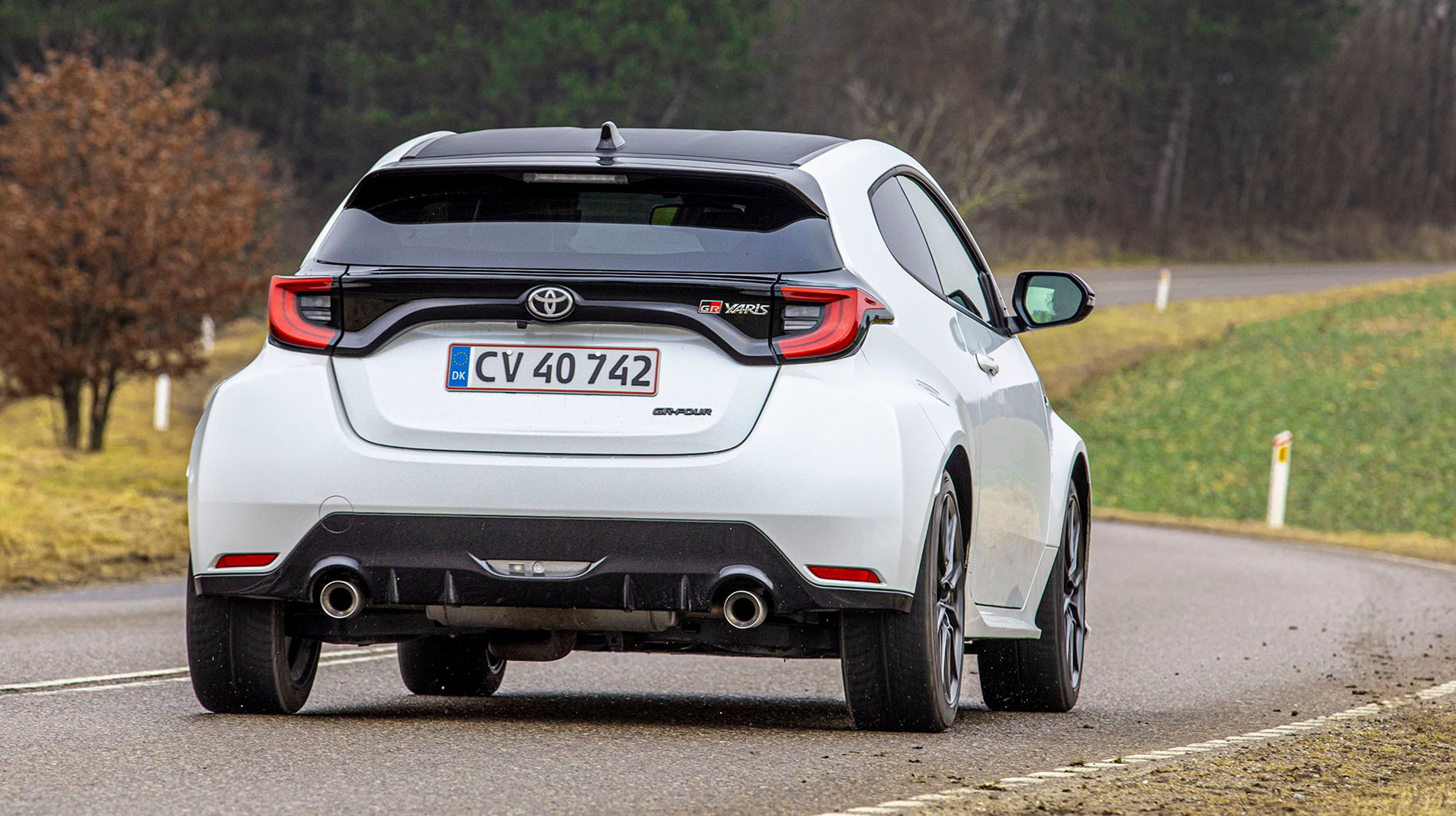 Bemærk karrosseriets form foran baghjulene. Det er nærmest malet rundt om hjulene. Udvendigt er det kun for- og baglygter, sidespejle og antenne, der er genanvendt fra den almindelige Yaris.