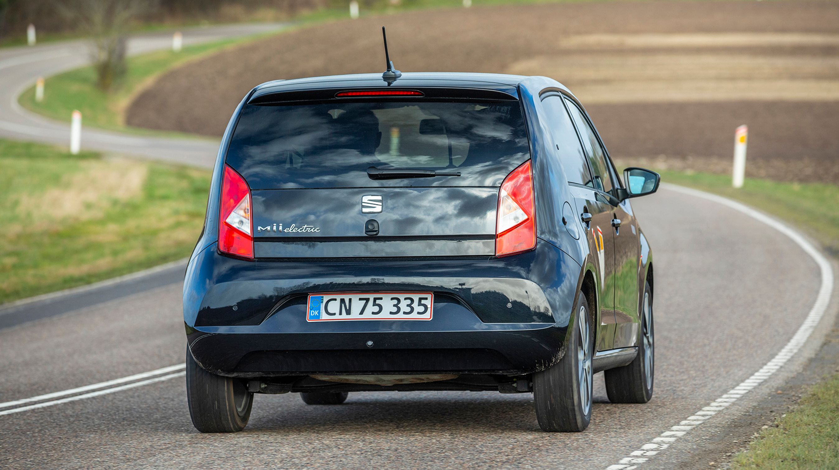 Seat Mii fås nu kun som elbil. Prisen begynder ved 150.000 kroner, og her får man endda installationen af en ladeboks med i købet.