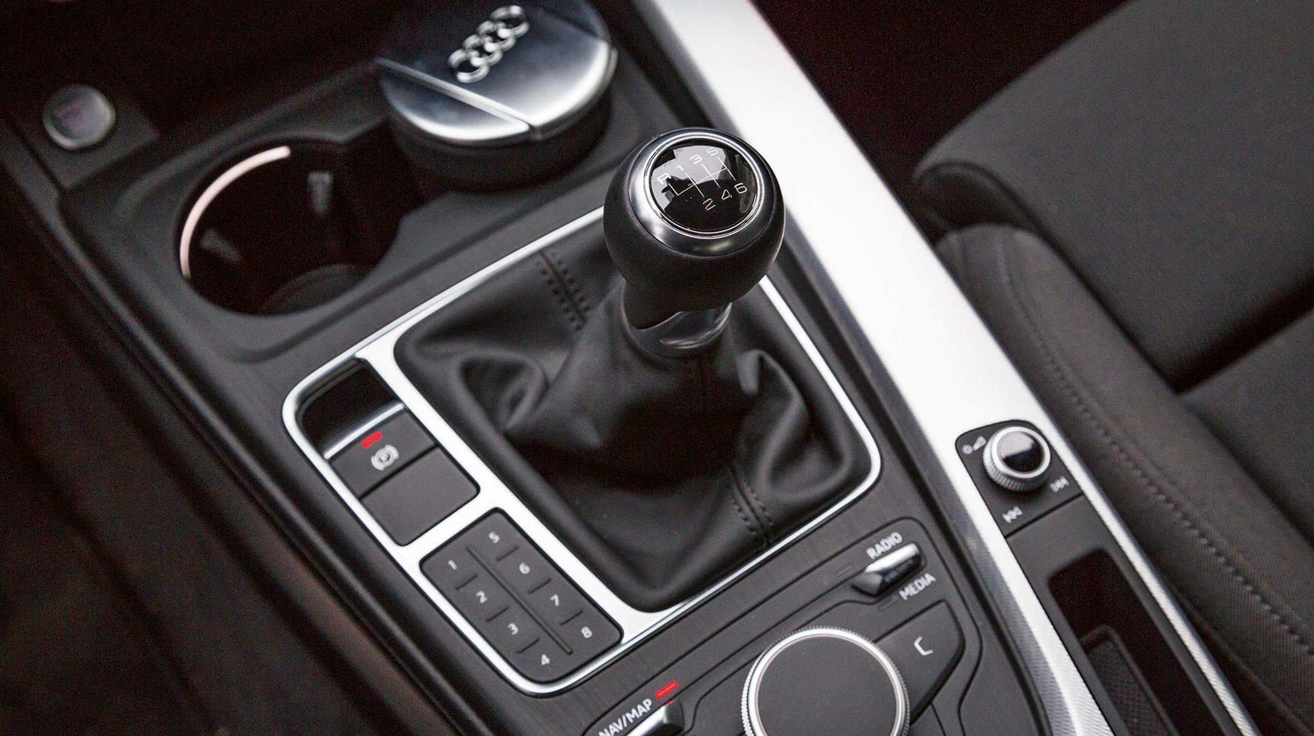 Seks gear er standard. Sjette gear er meget langbenet og giver motoren et lavt omdrejningstal ved motorvejskørsel. Til gengæld foregår bykørsel i fjerde eller femte gear.