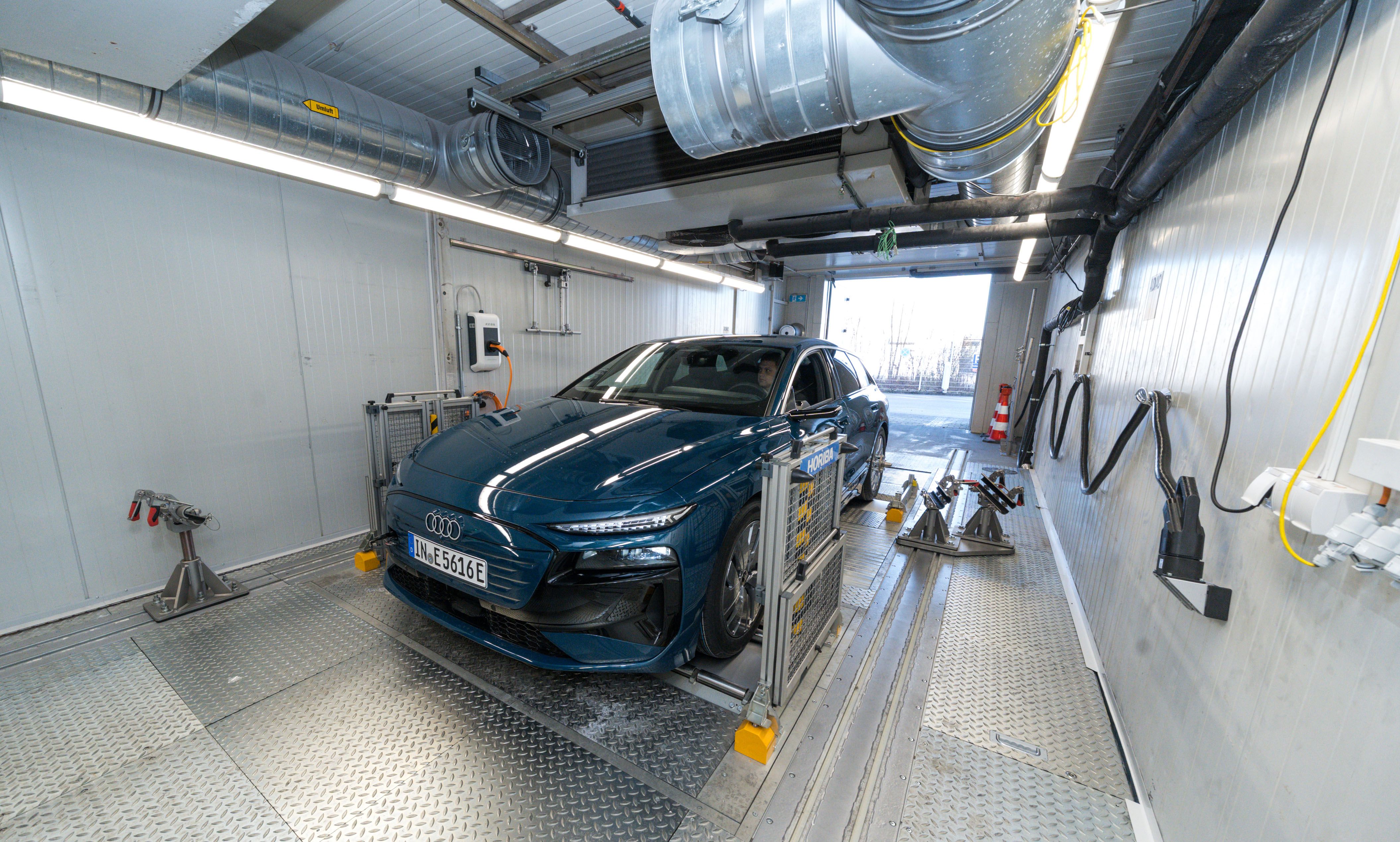 Audi A6 Avant holder i et ADAC testlaboratorium, hvor man kan måle rækkevidde. 