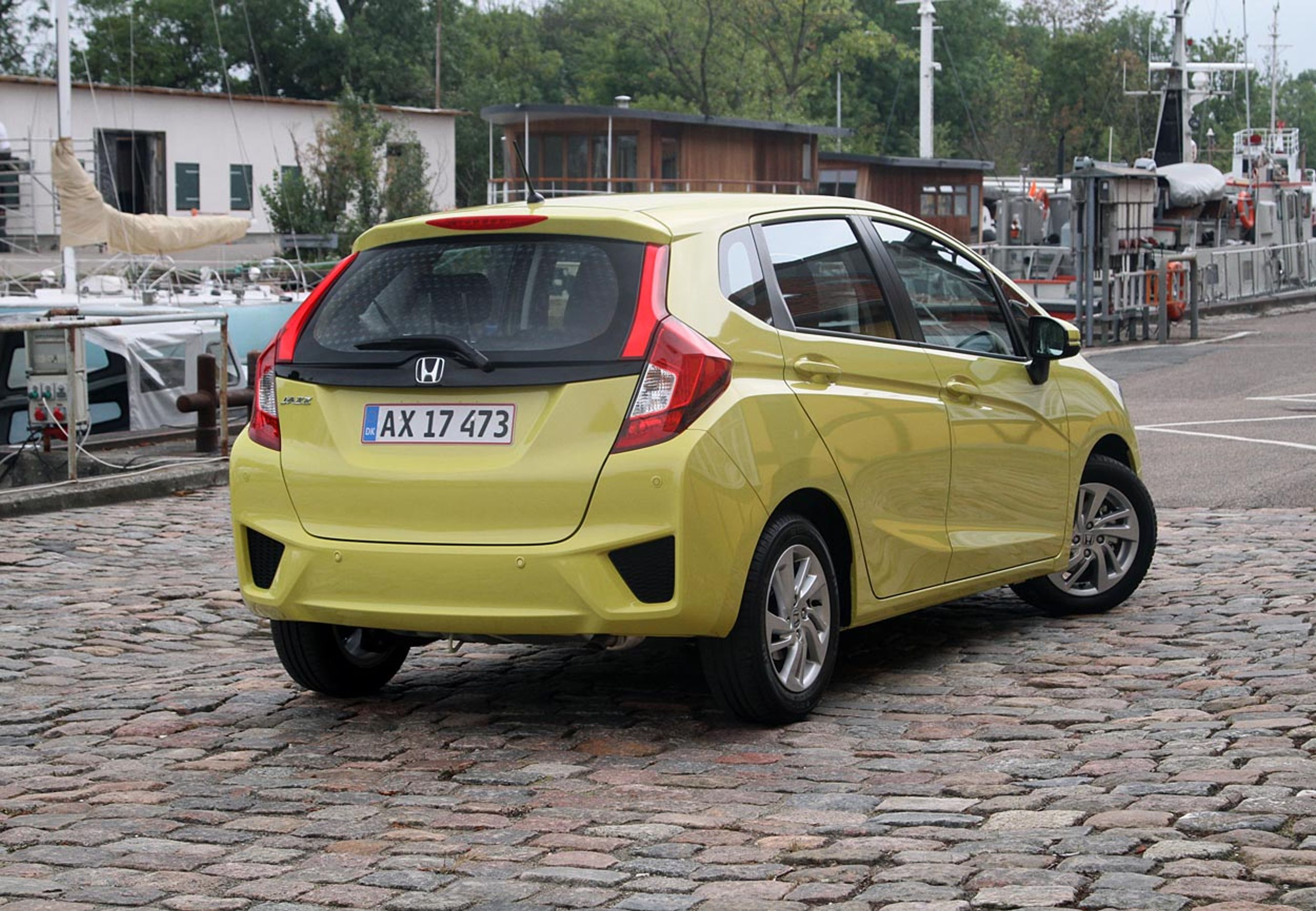 Bagtil er forandringen stor og får Honda Jazz til at se mere moden ud. Markant er de store, tredimensionelle baglygter. Fotos: Torben Arent, FDM  