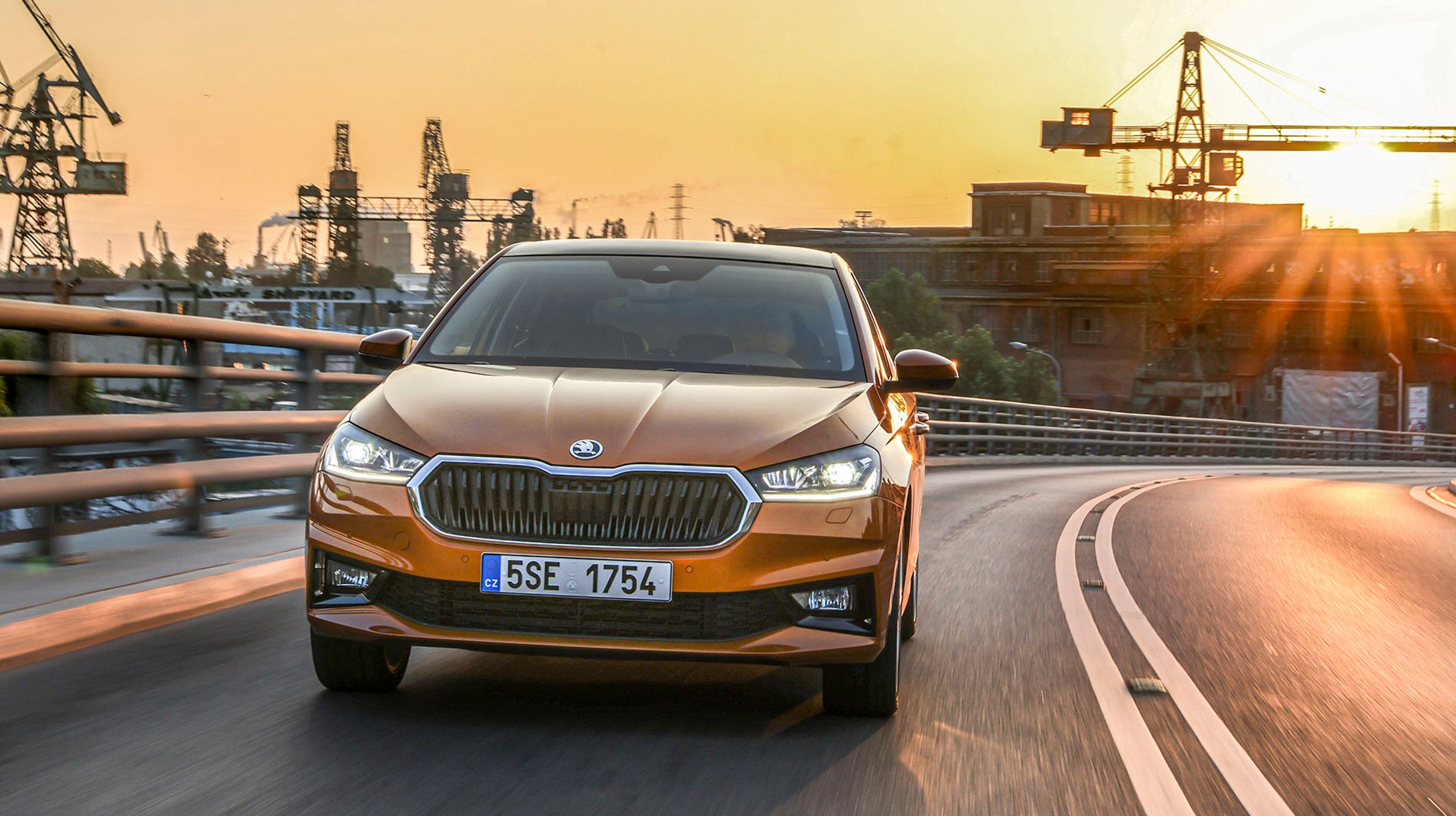 Fronten er udformet i samme stil som elbilen Enyaq, hvilket vil sige en stor grill og et noget, næsten aggressivt udtryk. LED-forlygter er standard på alle udstyrsniveauer.