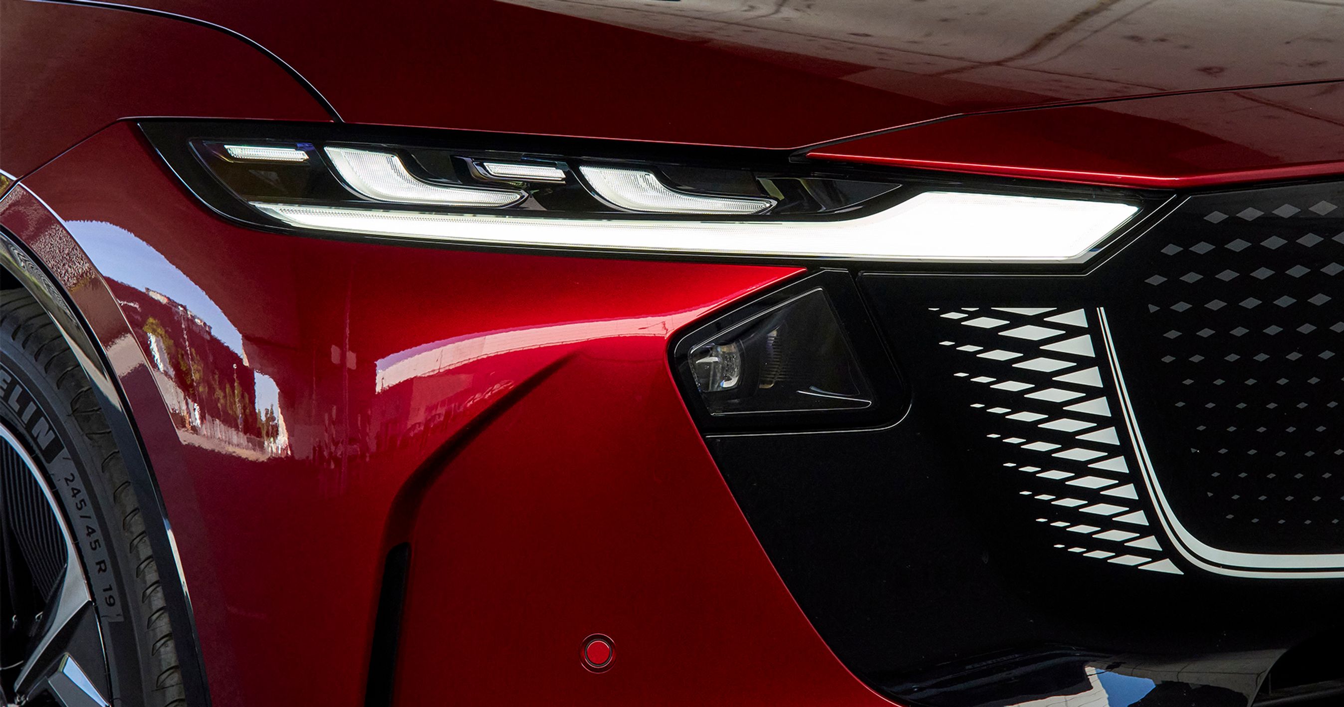 Forlygterne er af LED-typen, men benytter ikke den moderne matrix-teknologi. Men de kan selv blænde op og ned. Vi savner lygterensere.