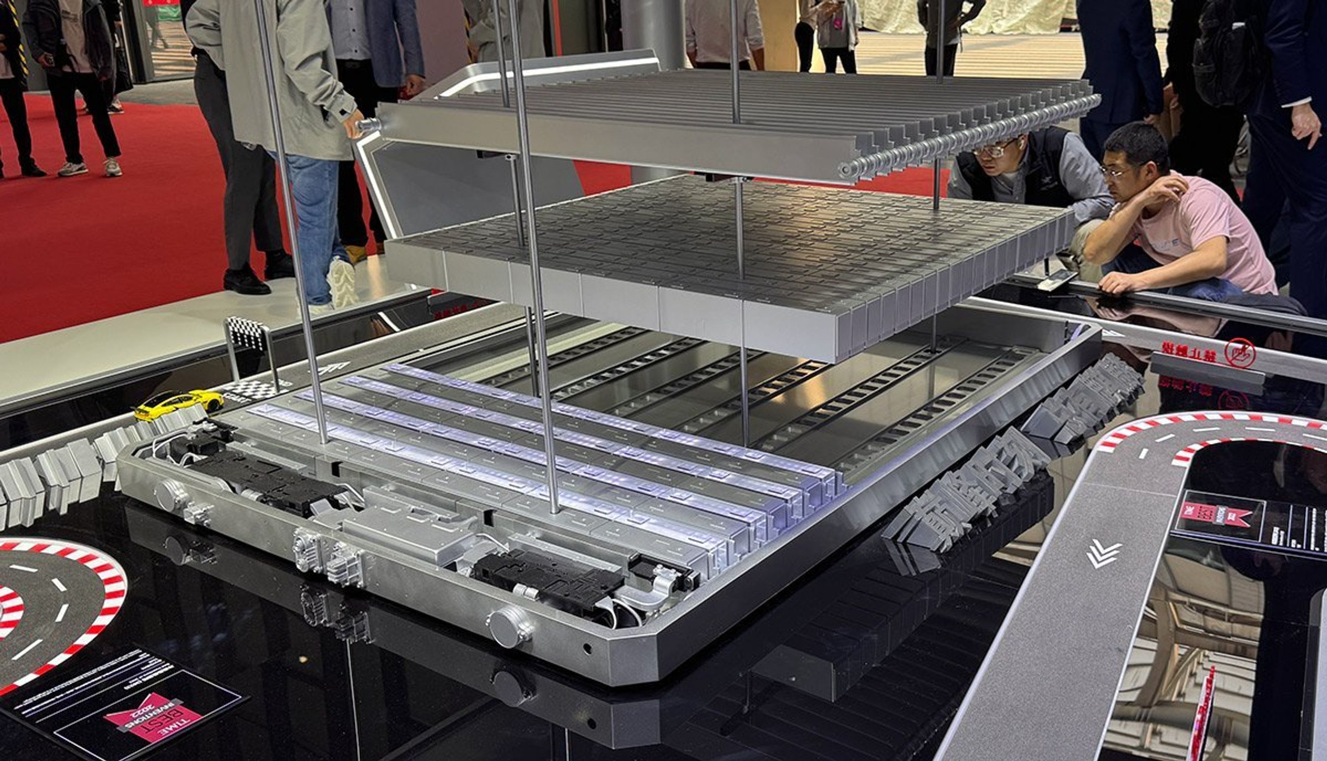 Bilbatteri i opskåret tilstand.