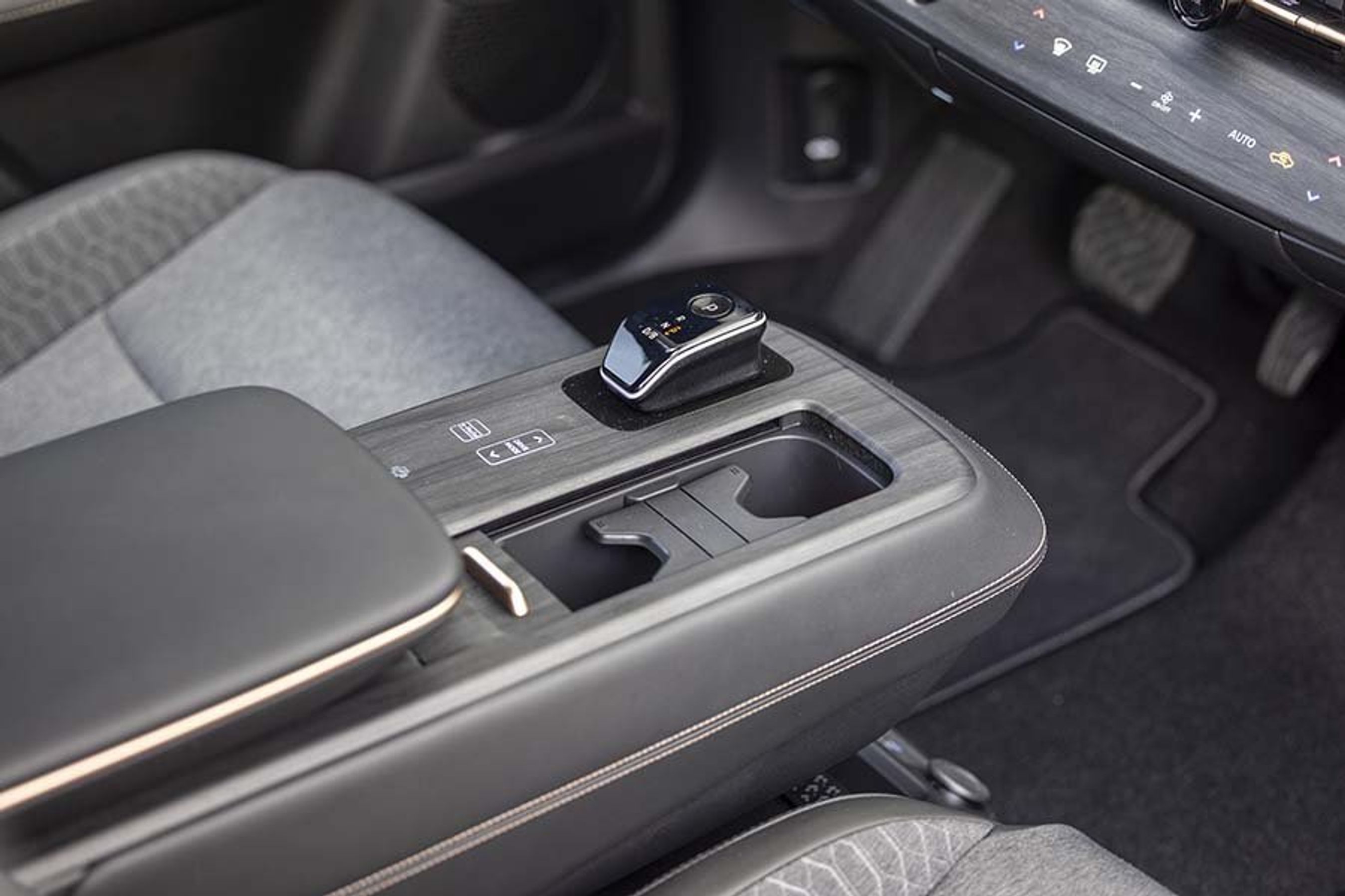 Gearvælgeren er placeret som en letbetjent knop mellem forsæderne.