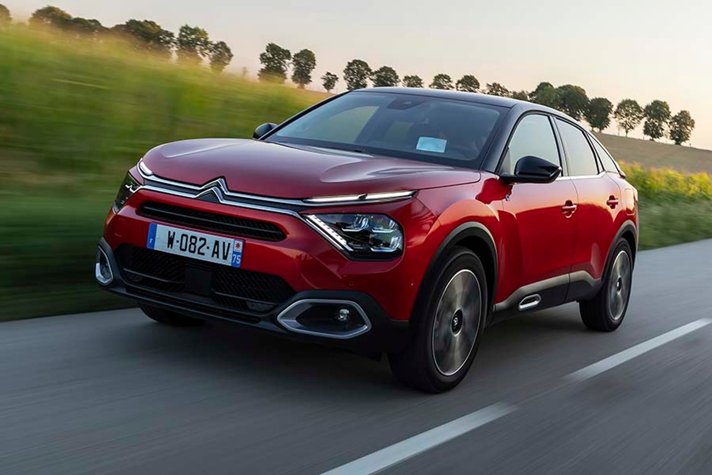 Citroën Ë-C4 er en elbil i mellemklassen. Den placerer sig som en mellemting mellem en hatchback og en SUV. Den har plads til fem personer.