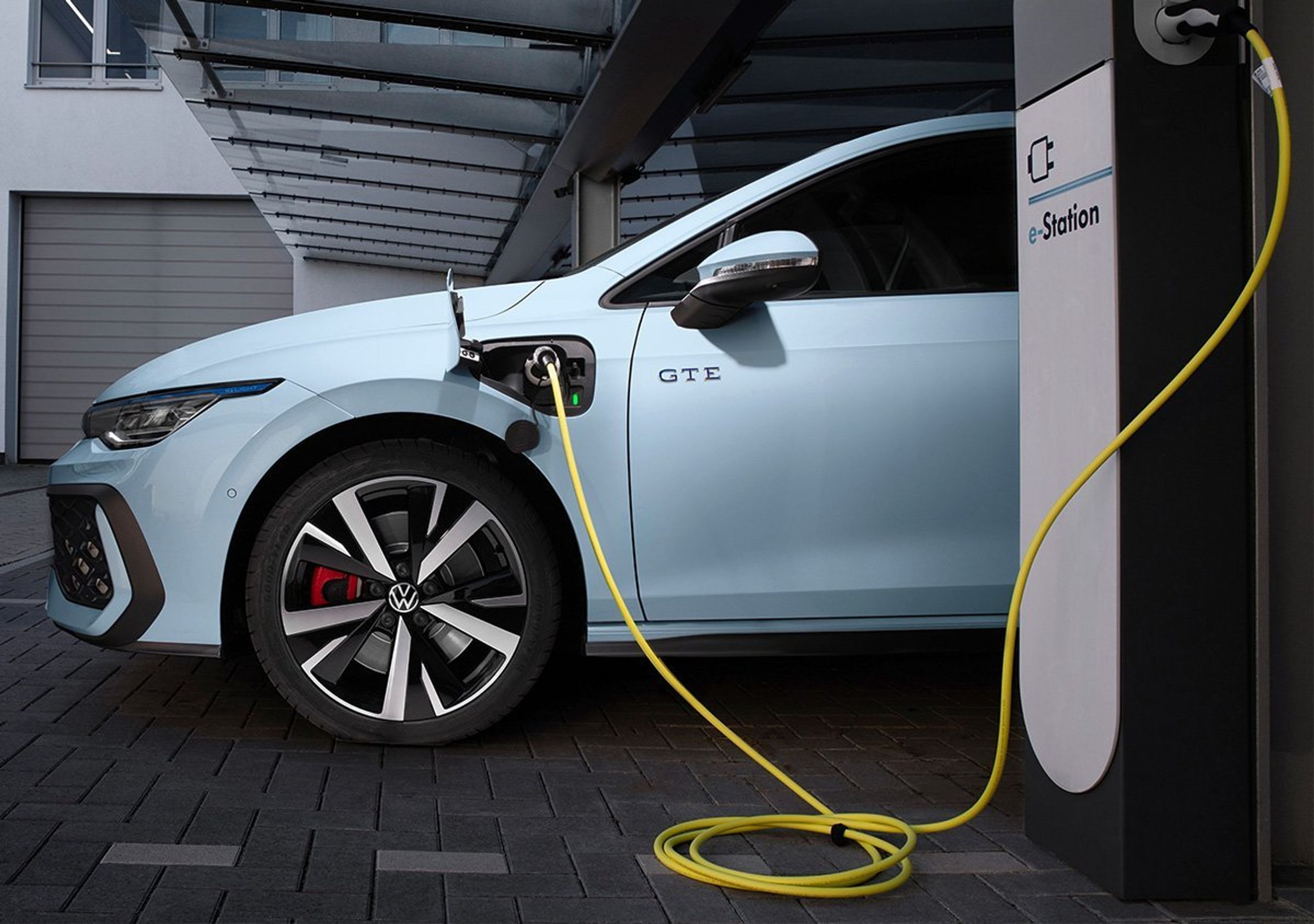 Udsnit af Golf med ladekabel.