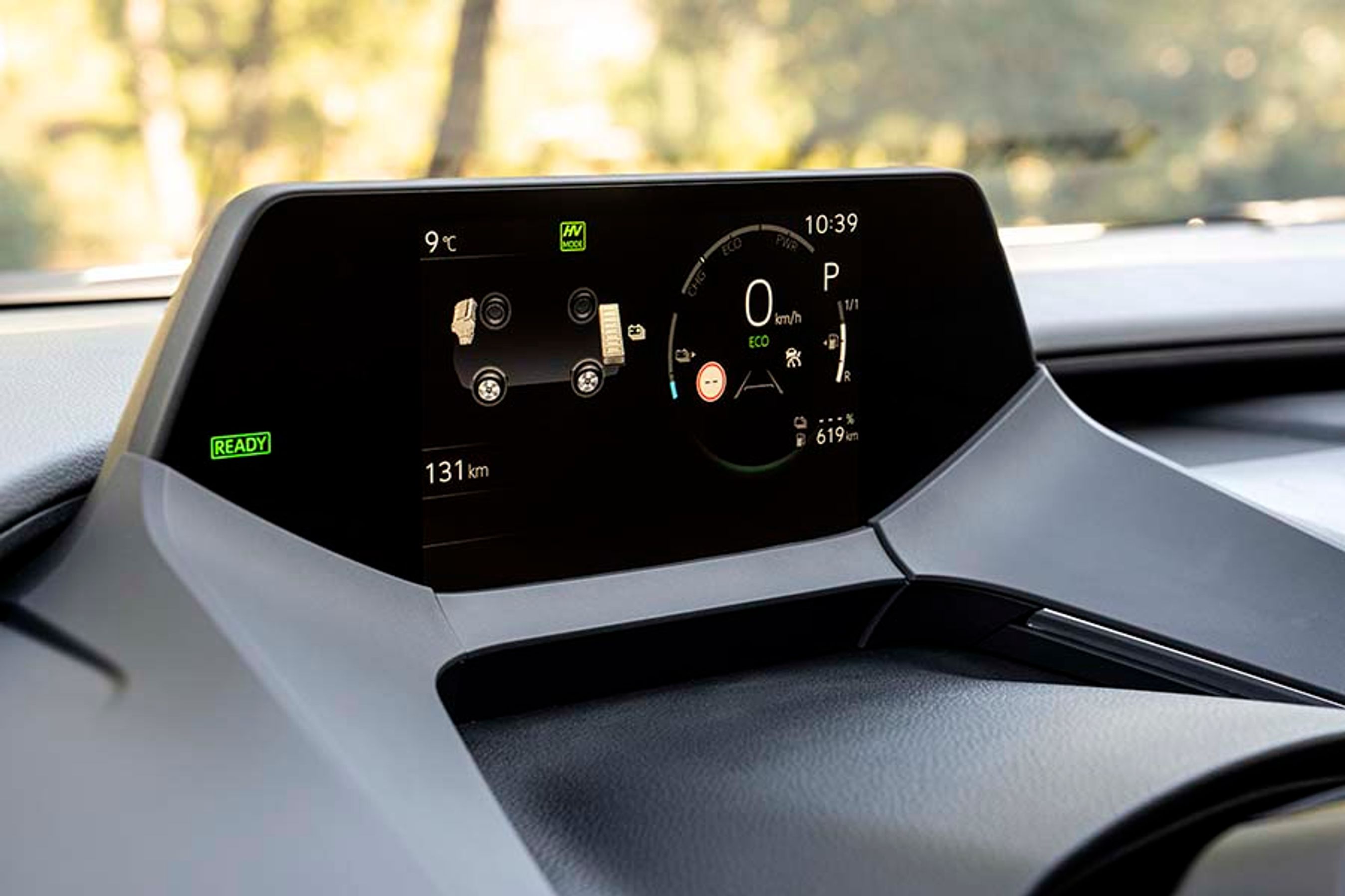 Over rattet er instrumentpanelet placeret som en slags headup-display, og det fungerer glimrende, når man kører afsted. Der er dog lige i overkanten af oplysninger foruden den vigtige hastighedsangivelse.