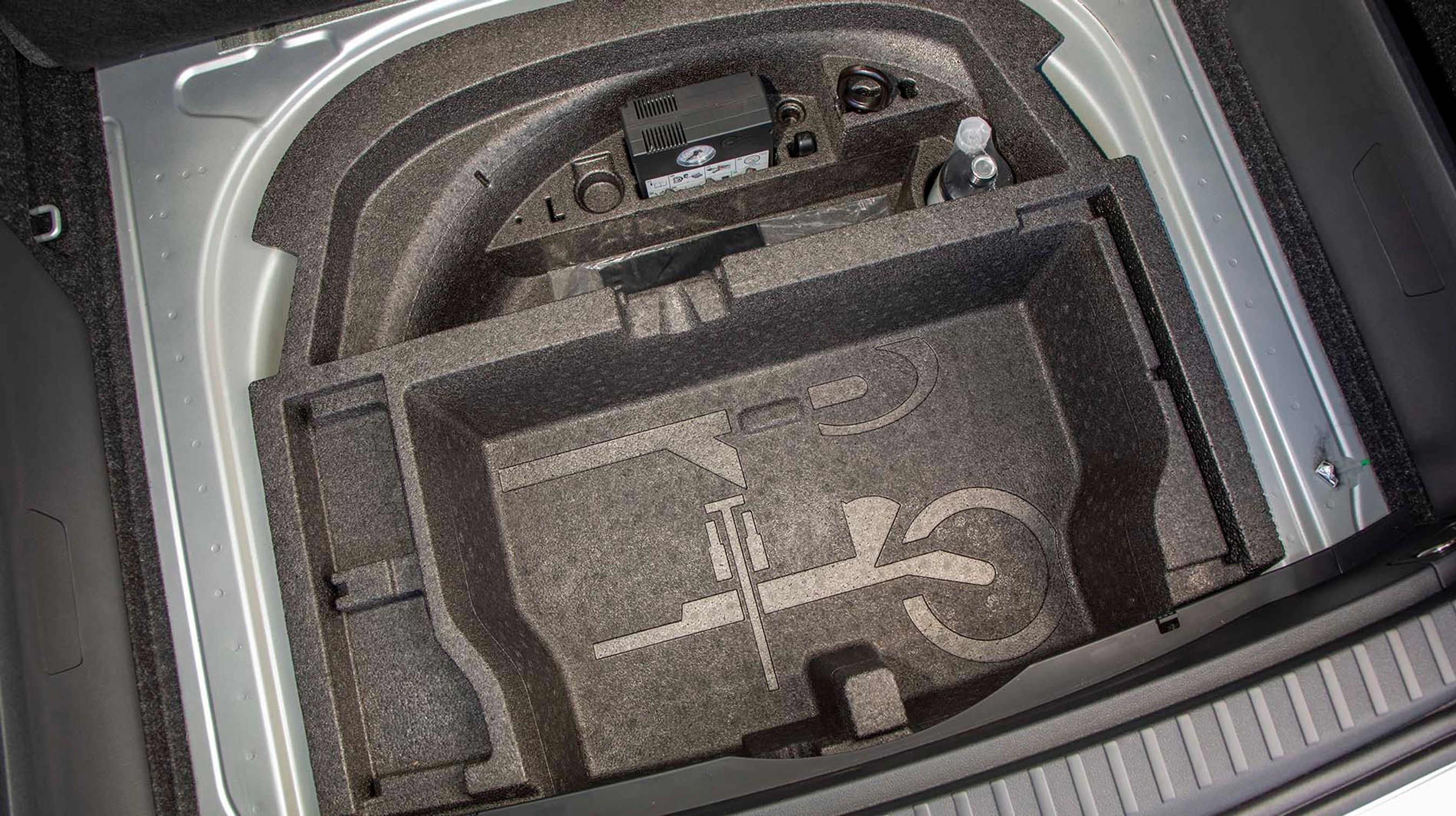 Under gulvet i stationcaren findes et stort rum samt lappekit til et evt. punkteret hjul.