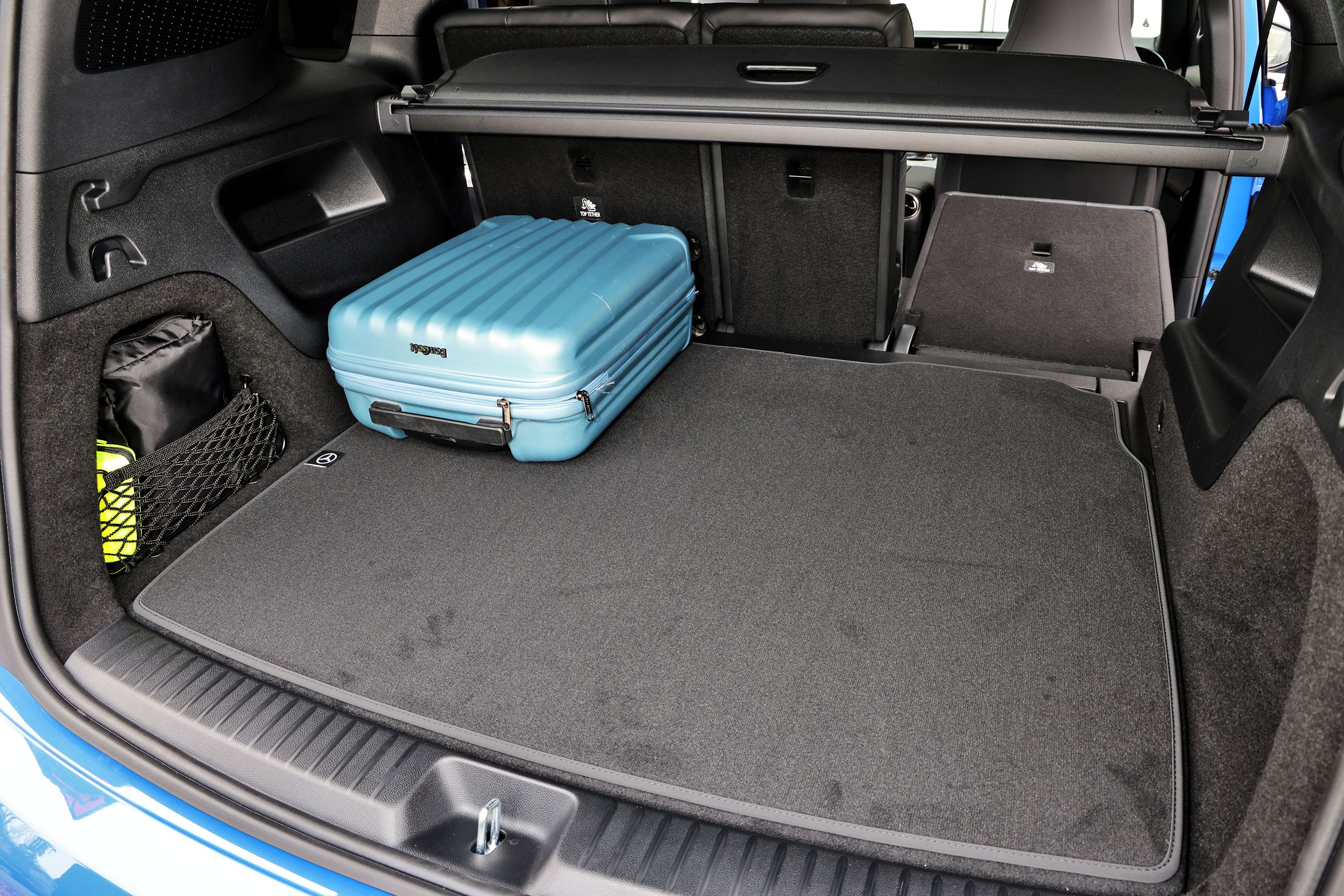 Bagagerum med blå kuffert i en Mercedes-Benz GLB
