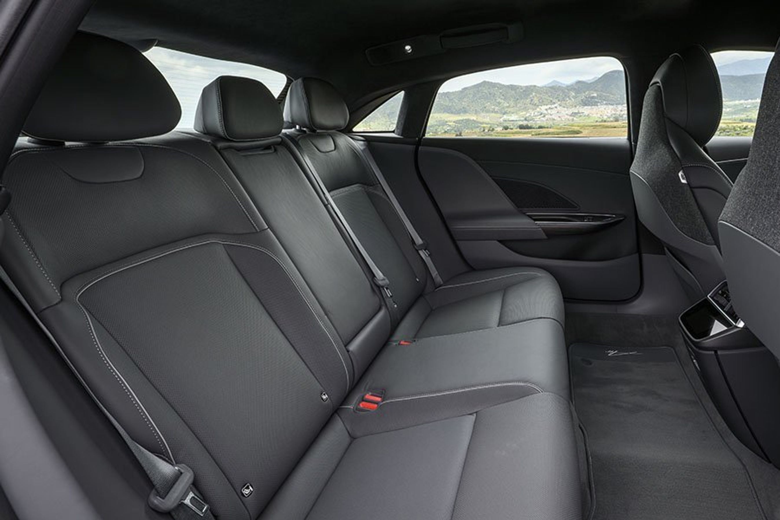 Bagsæder i en Lucid Air