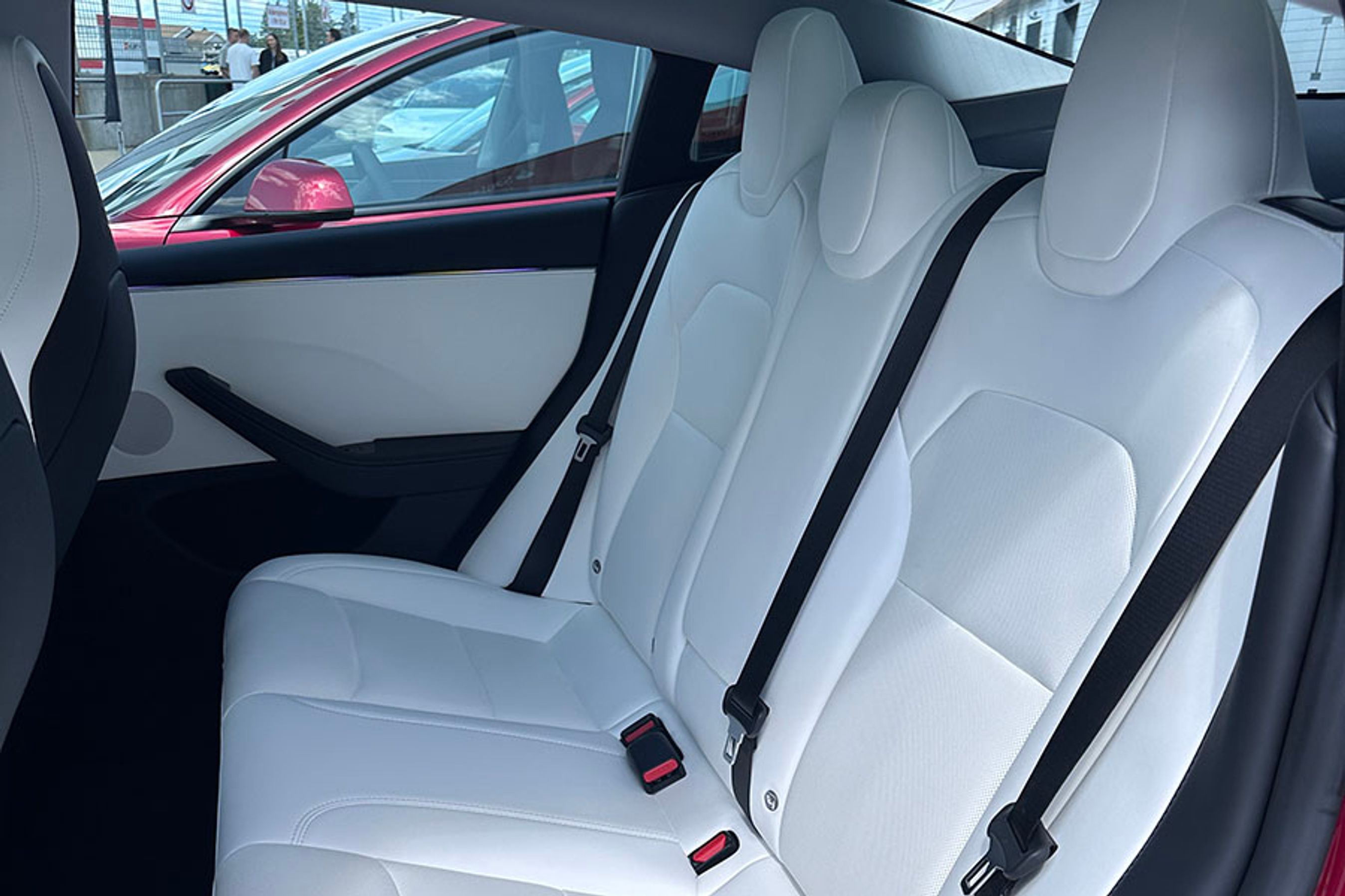 Ved bagsædet er der tre pladser, og pladsforholdene er egentlig ret gode. Loftshøjden er hjulpet af glastaget, der giver et par ekstra cm. 