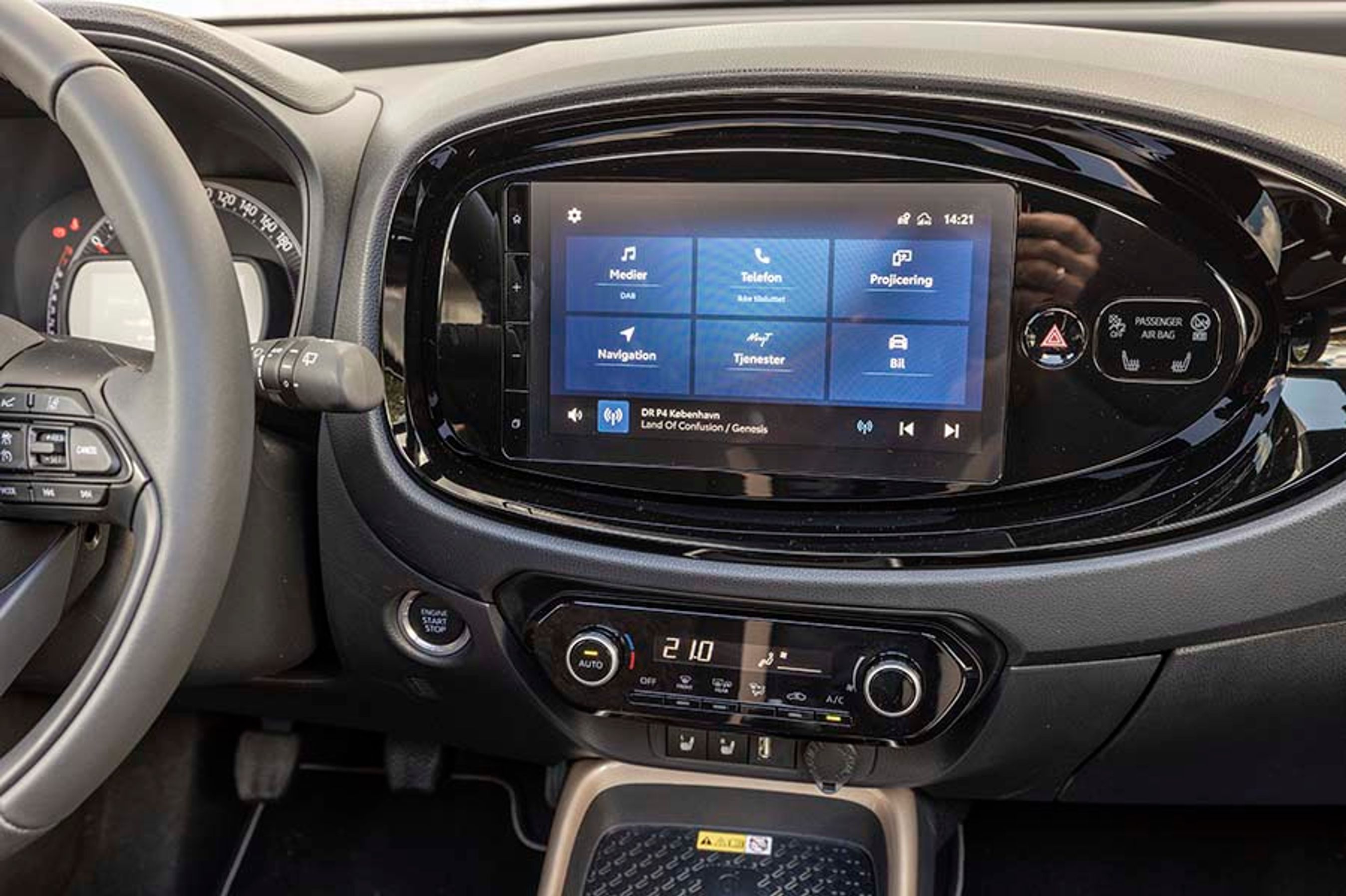 Skærmen i midten indeholder danske menuer, og der er trådløs opkobling af Apple CarPlay og Android Auto. Bemærk at klimaanlægget styres fra egne knapper under skærmen.