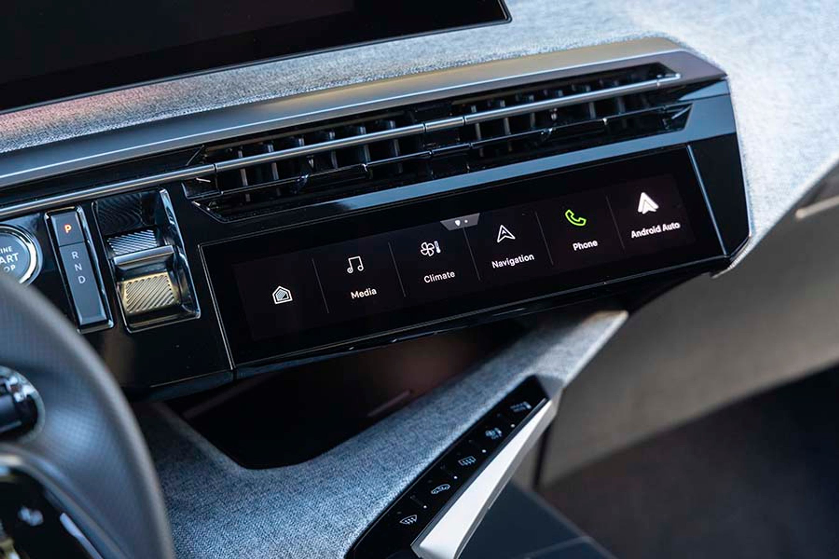 Til højre for gearvælgeren er et panel med store trykfelter. Det er kontakter, som man selv kan definere, og vælger man danske menuer, bliver teksten også på dansk her. Der er i alt to sider med hver fem felter, og det er let at „swipe“ mellem siderne.