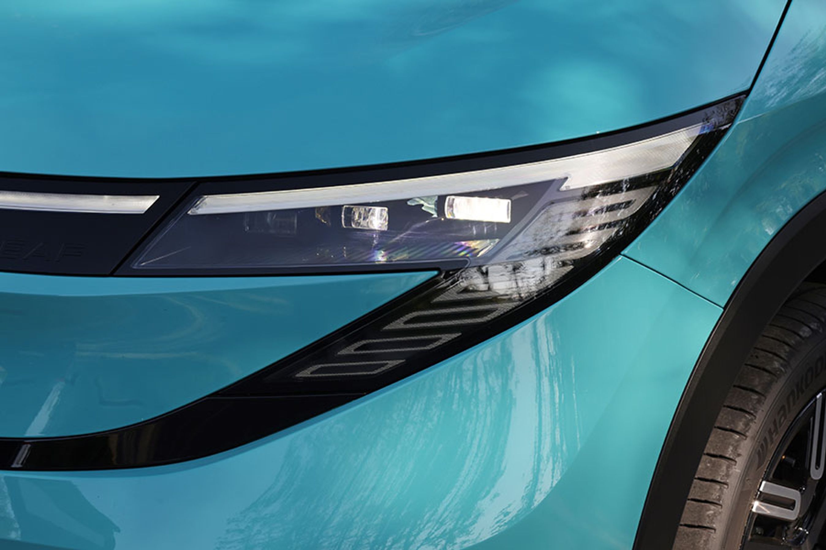 Forlygterne er af LED-typen, der selv blænder op og ned på en måde, så man kan køre med det lange lys tændt hele tiden uden at blænde de øvrige trafikanter. Opdelingen er ret grov, men lysudbyttet er fint.