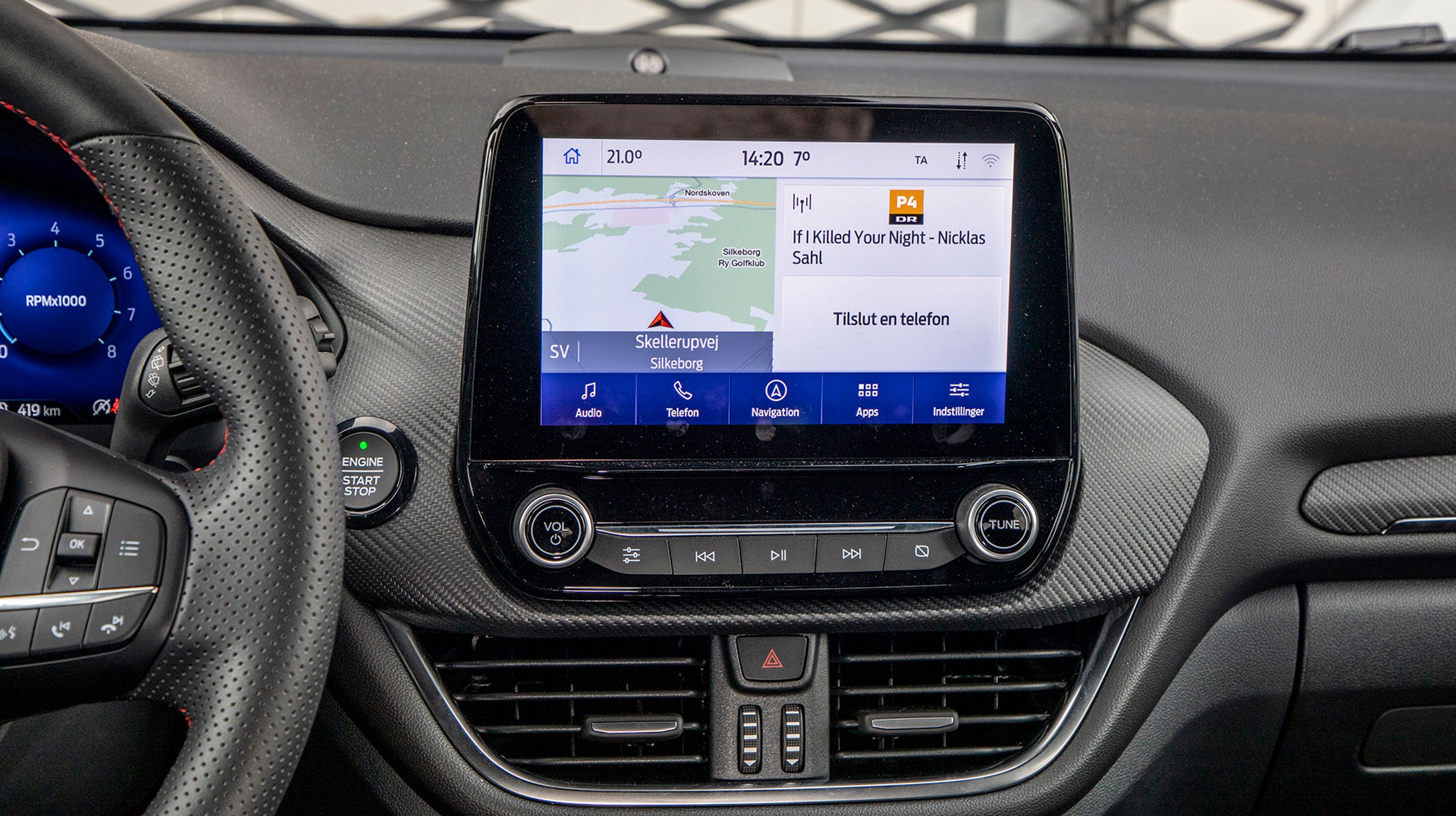 Skærmen er placeret lodret som en selvstændig enhed, hvilket ser en smule påklistret ud. Den fungerer upåklageligt med danske menuer og dansk tale.