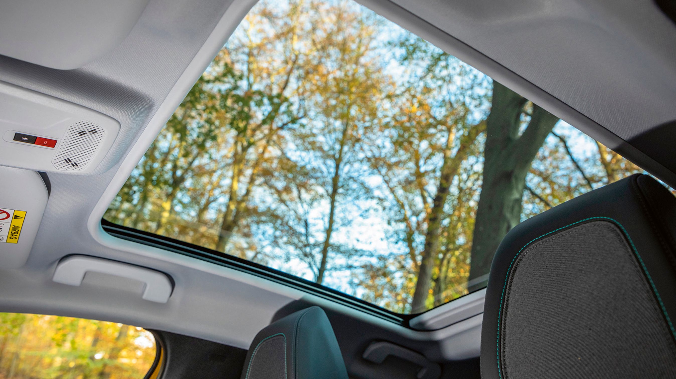 For 10.000 kr. ekstra kan man udstyre bilen med glastag. Det kan ikke åbnes, men giver dejligt lys i kabinen. Et gardin kan elektrisk køres for, hvis solen generer.