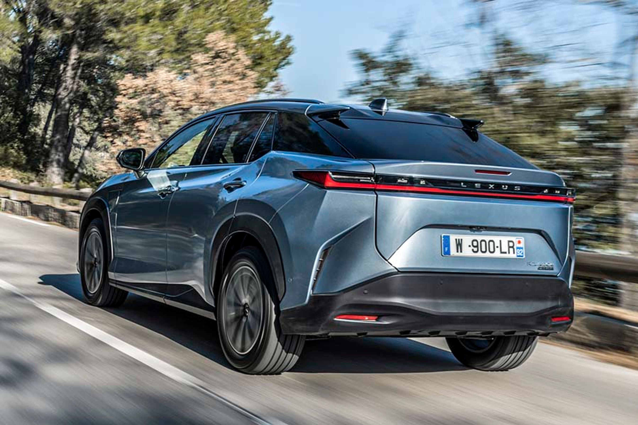 Bagenden skråner kraftigt og efterlader en enorm bagrude, der desværre ikke er udstyret med bagrudevisker. Lygtebåndet går i hele bilens bredde og er forsynet med det store LEXUS-navn.