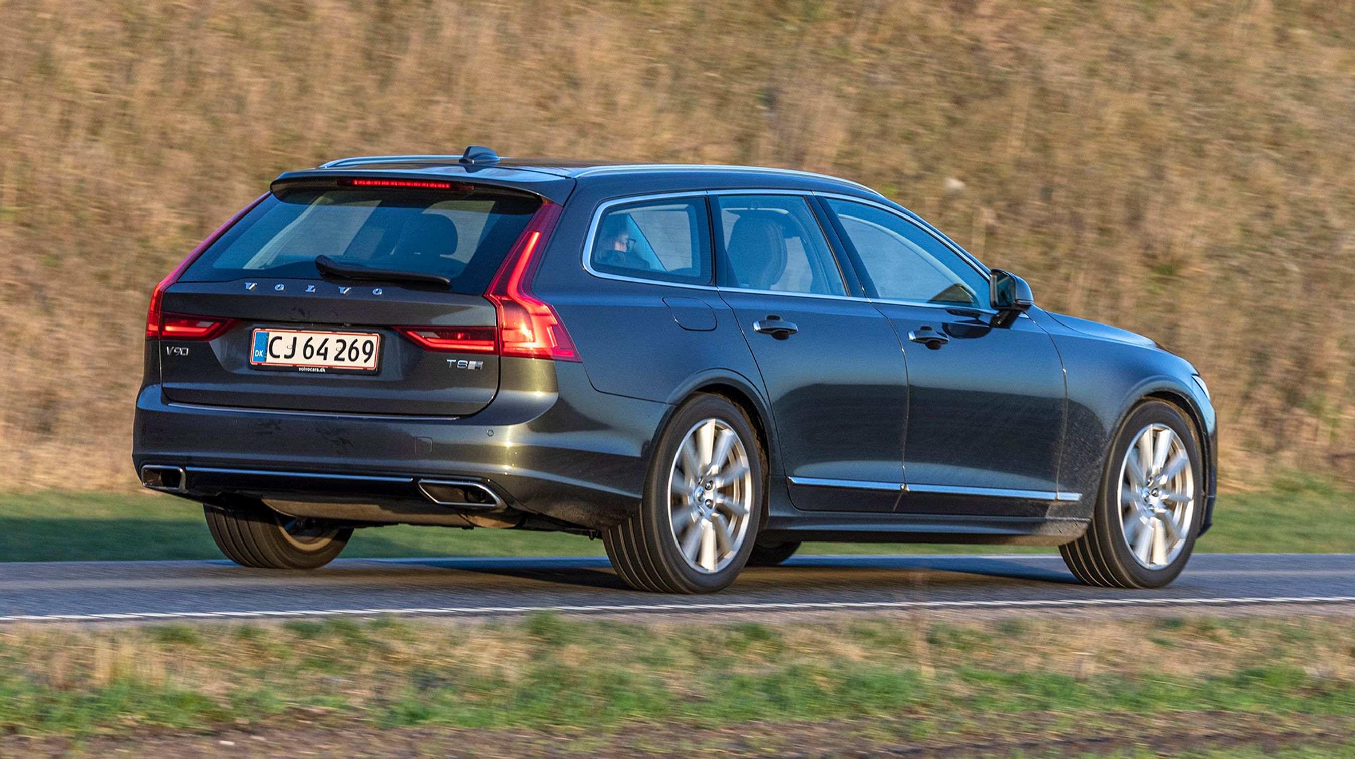 Bilen må trække en trailer på hele 2.100 kg, hvis den har bremser, men højst 750 kg, hvis traileren ikke har bremser.