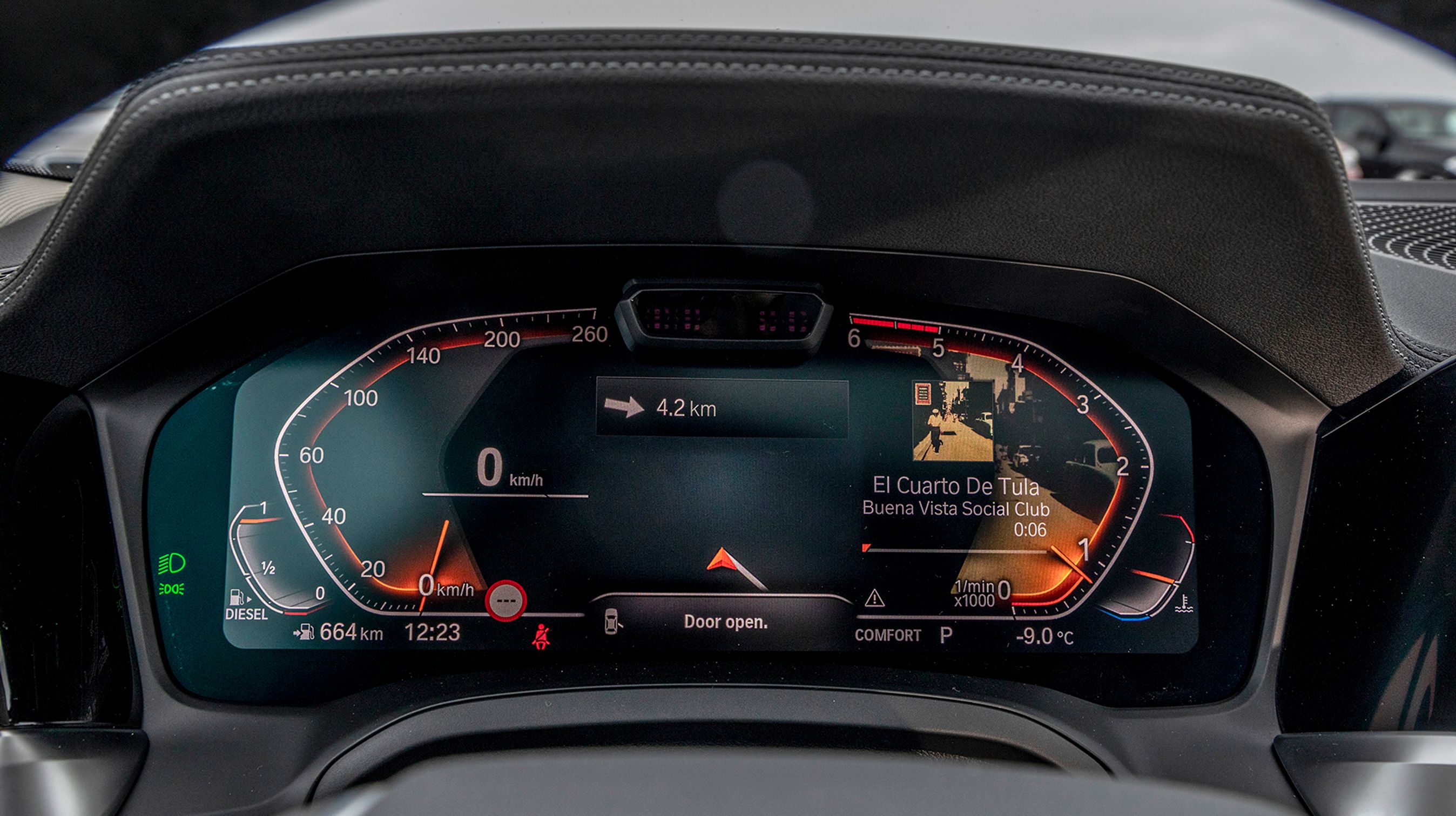 Du kan selv vælge, hvor meget og hvilken information der skal vises på hjemmeskærmen. Du kan programmere helt op til ti sidevisninger. Visningen følger bilnøglen, så du behøver kun at indstille den en gang.