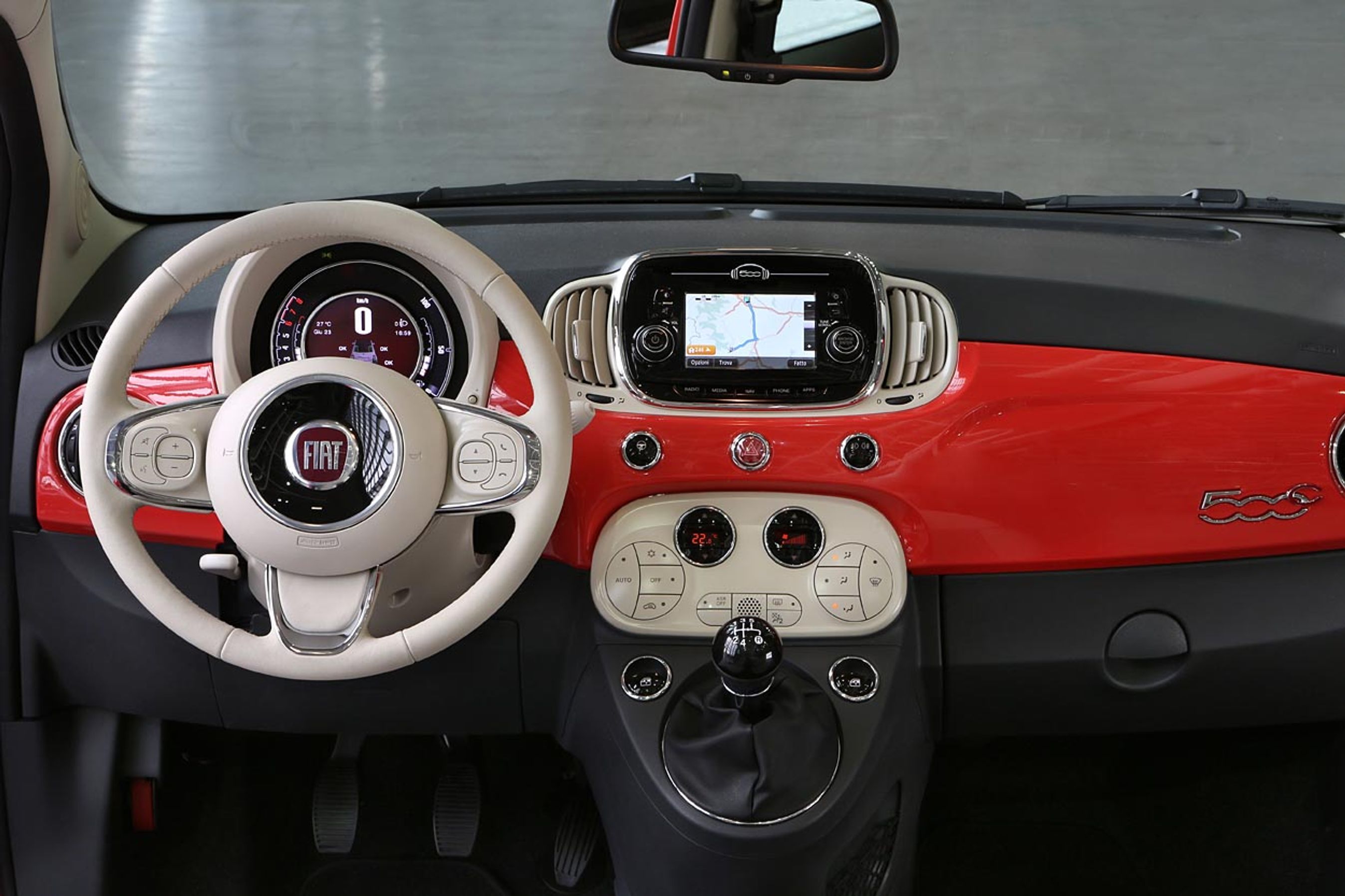 Instrumentbordet har stadig et stort lakeret panel som tydeligt og vellykket element. Skærmen øverst er kun på fem tommer, og det er endda kun i topudgaven, den kan fås.