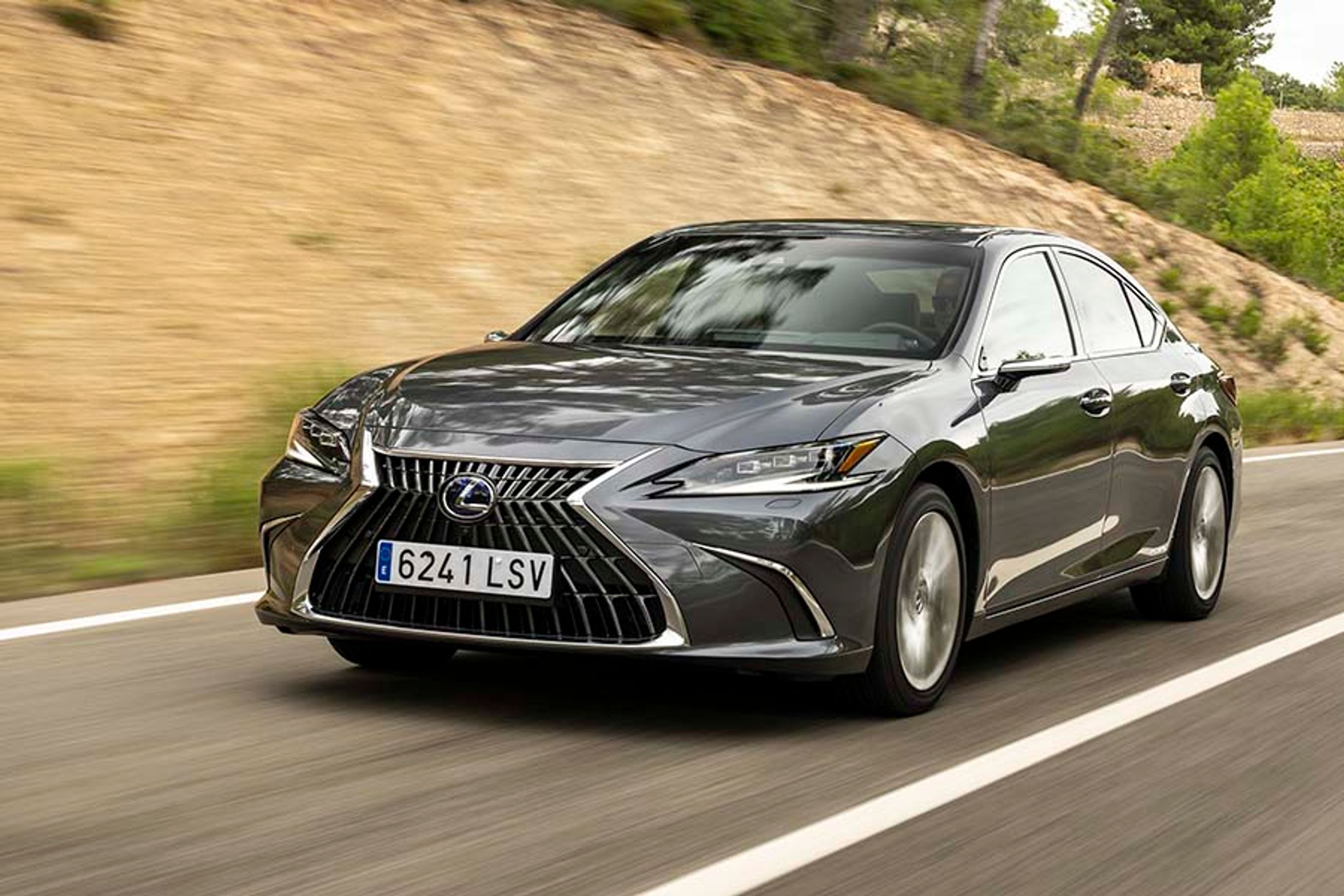 Lexus ES er en knap fem meter lang sedan og har Lexus’ genkendelige, enorme grill.