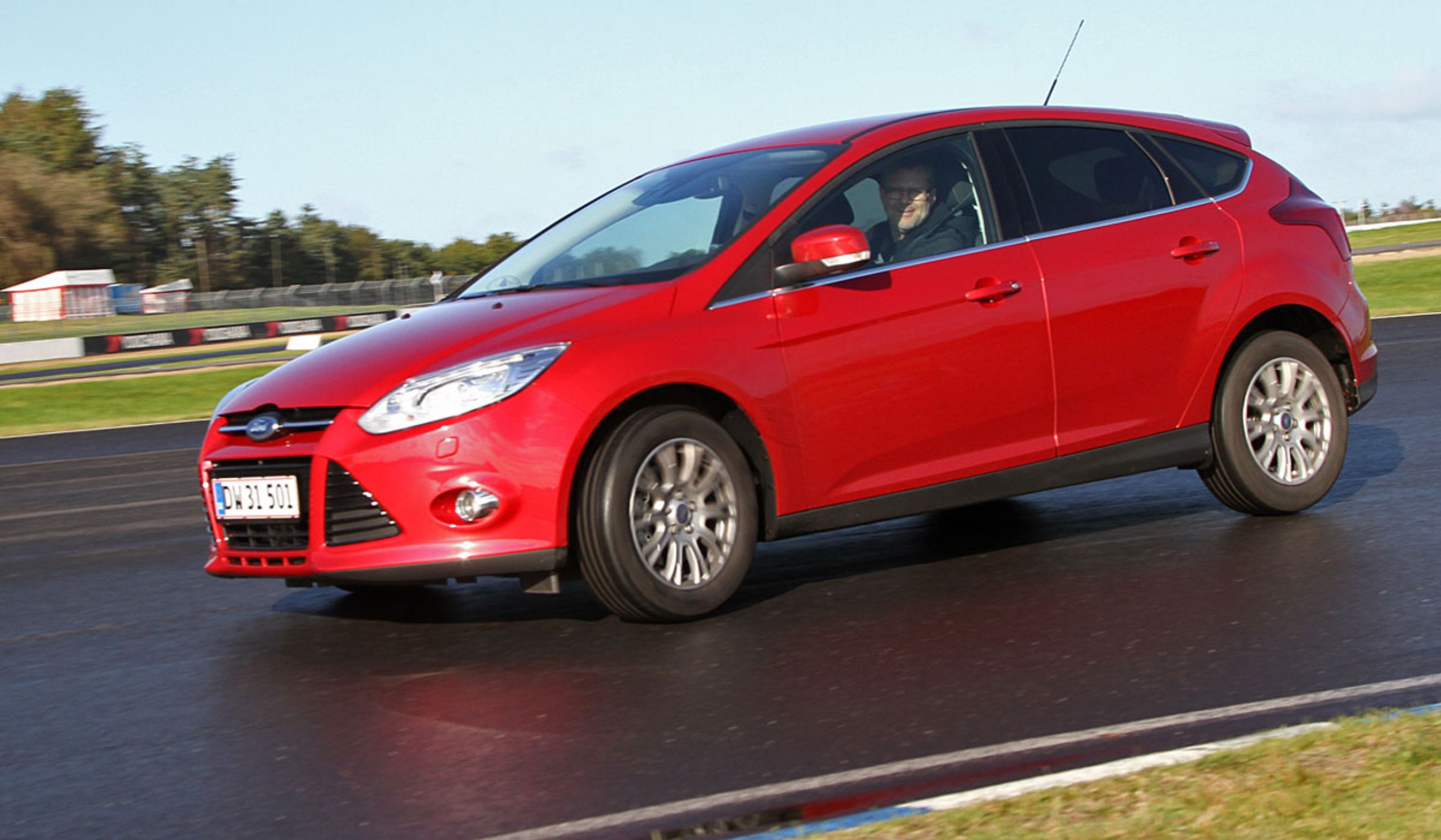 Ford Focus under test på FDM Jyllandsringen. Ford har nu fået dansk pris for at øge sikkerheden.