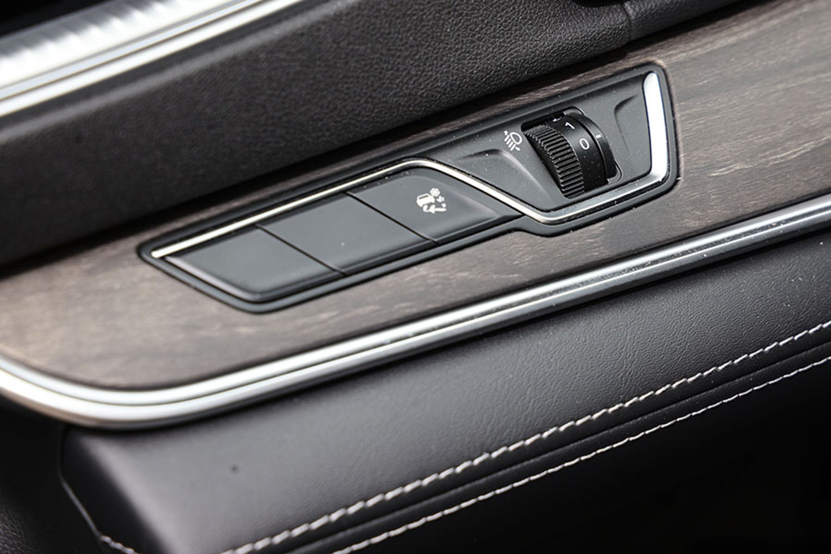 Fra en knap til venstre for rattet kan man ændre indstillingen for ESC-systemet, så man f.eks. kortvarigt kan køre gennem en snedrive eller mudder, uden at systemet griber ind.