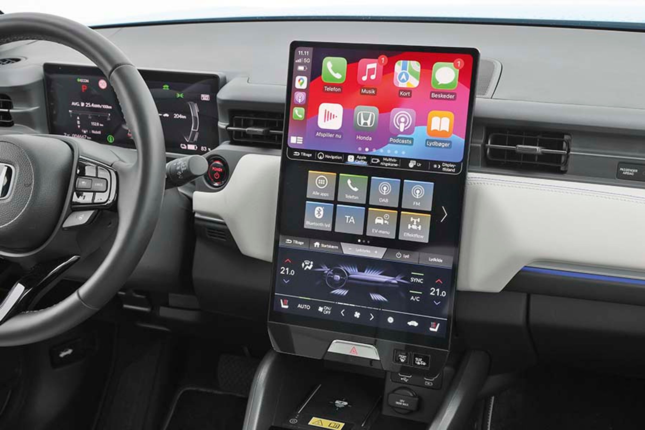 Den store skærm i midten er inddelt i intet mindre end fire sektioner med et hav af oplysninger i hver. Det giver en noget rodet oplevelse af skærmen, der ellers er årsagen til, at rigtig mange fysiske knapper kan undværes.