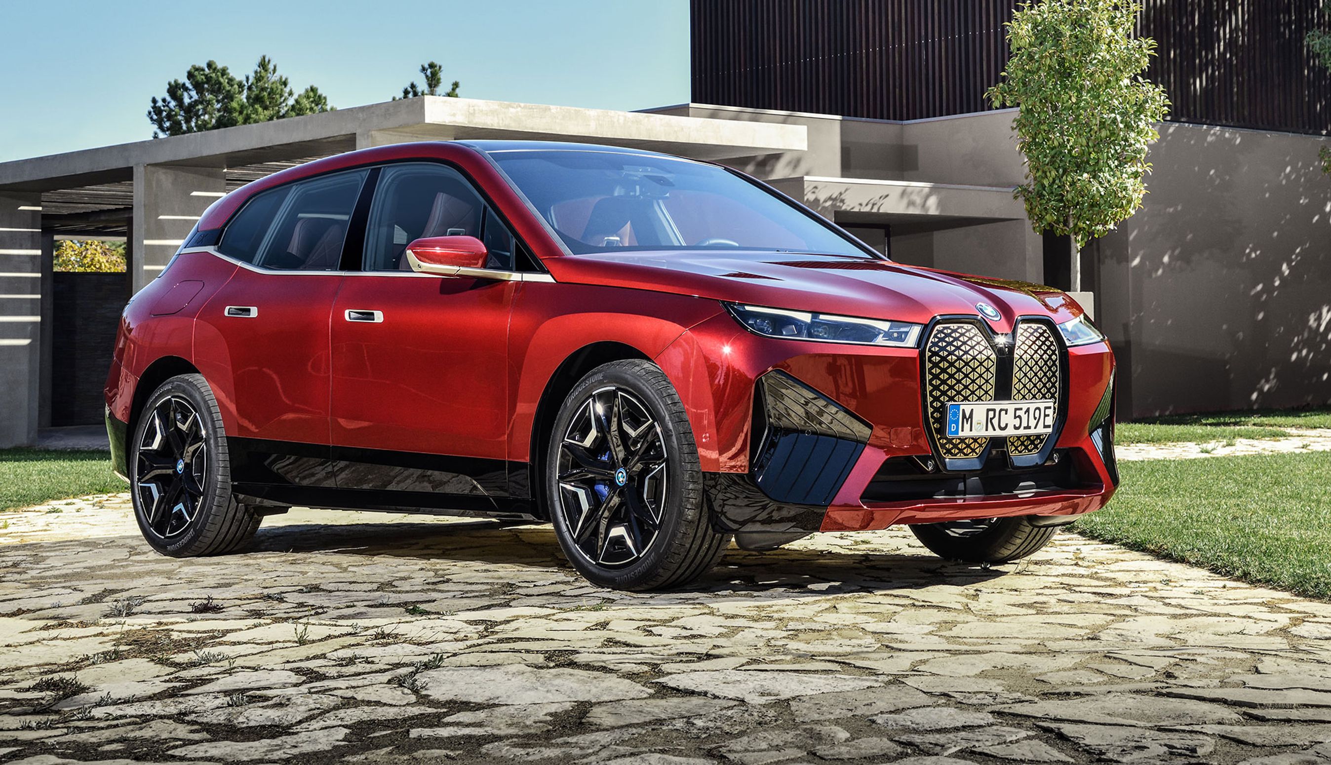 BMW iX er en stor crossover med banebrydende design.