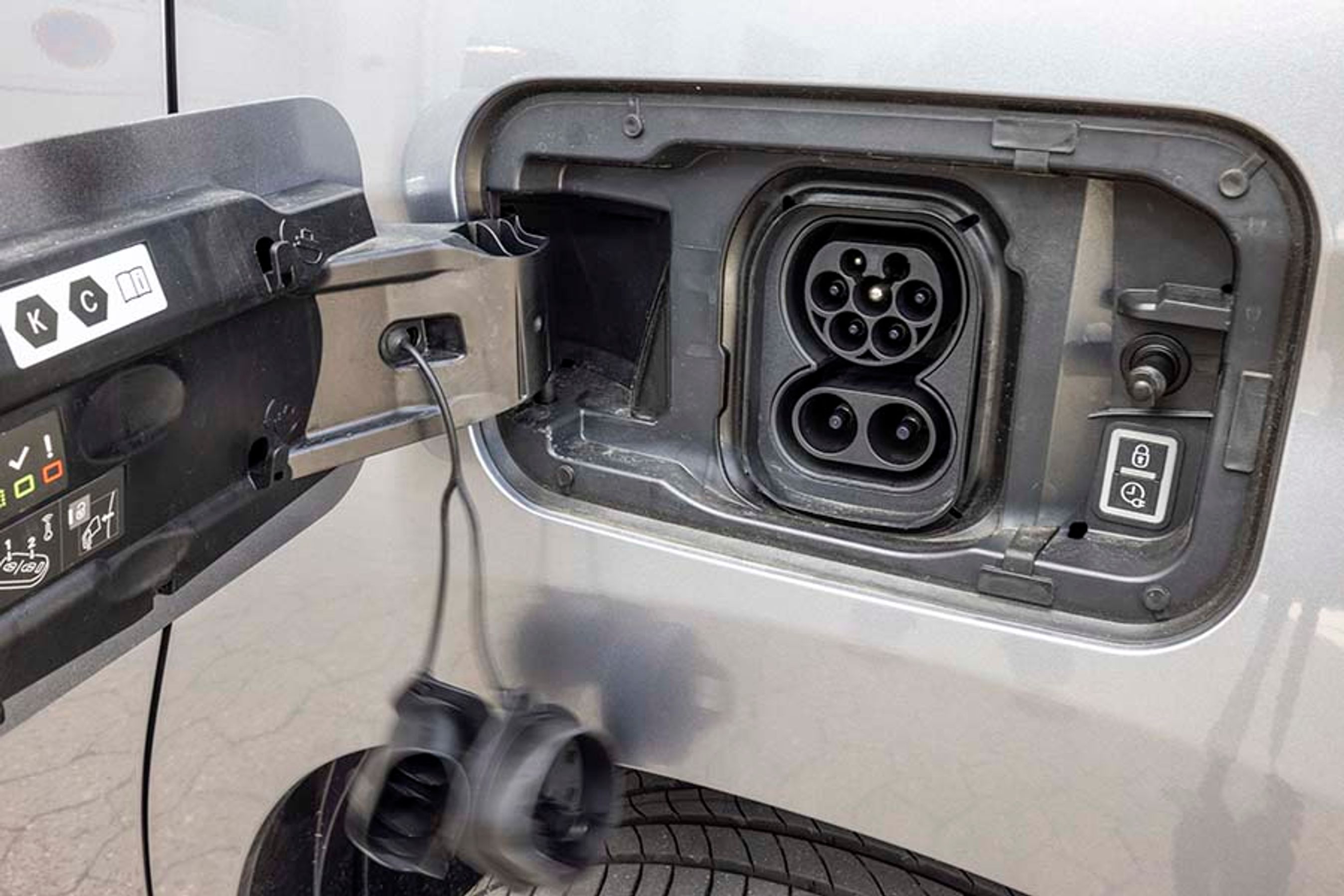 Hjemmeladning foregår med 11 kW, så du kan lade bilen op på under fem timer. På farten er det mere hurtig- end lynladning, og det gør bilen uegnet for dem som kører langt til hverdag.