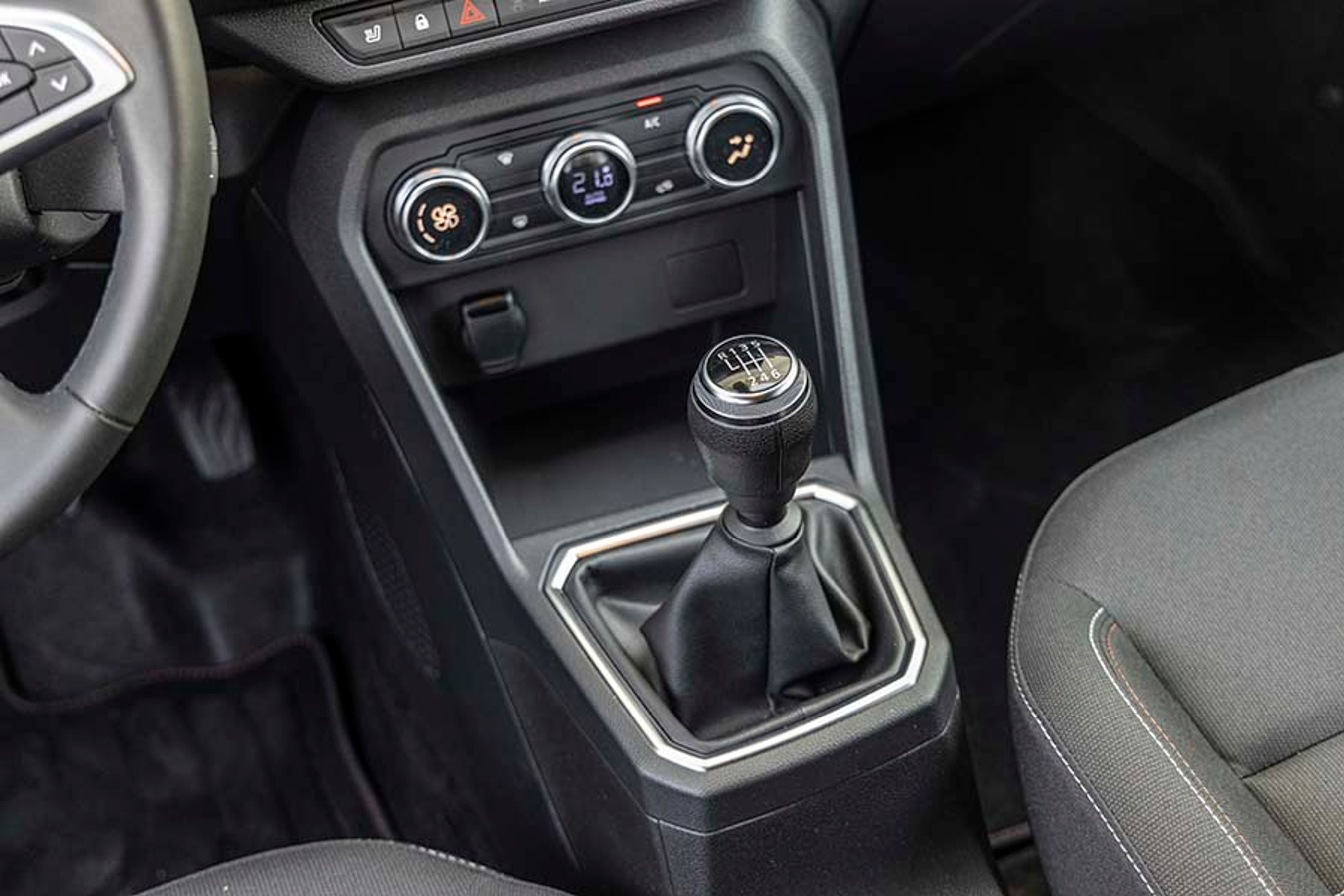 Gearskiftet går ganske fint. Der er en sekstrins gearkasse i alle Jogger-varianter, som sælges i Danmark. Der er også kun én motorvariant, som har 110 hk, og som virker svag i forhold til bilen.