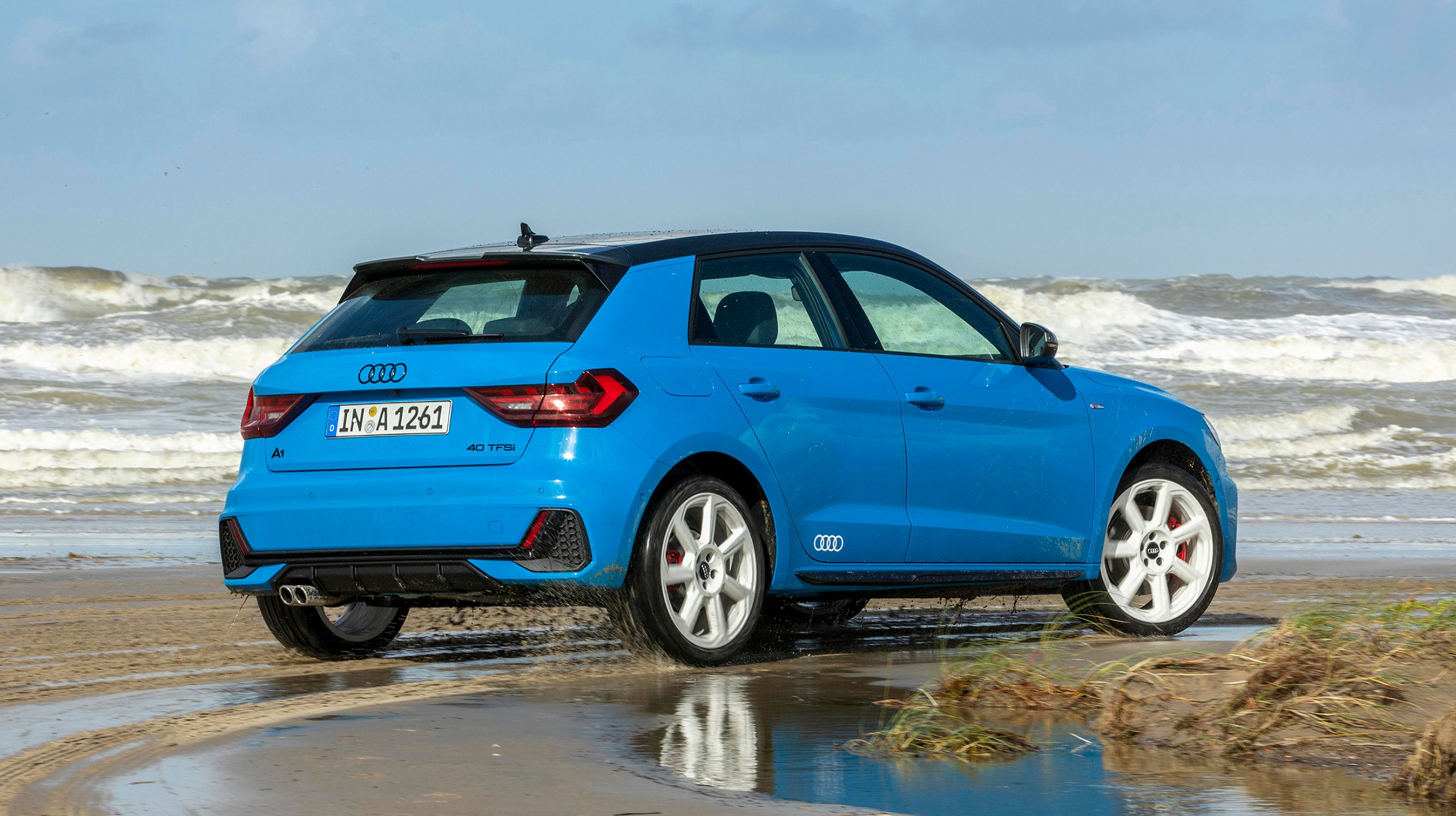 Audi A1 kommer i flere udstyrsversioner. Her er det topudgaven 40 TFSI i S-Line med sort tag og hvide fælge. A1 Sportback er altid femdørs.