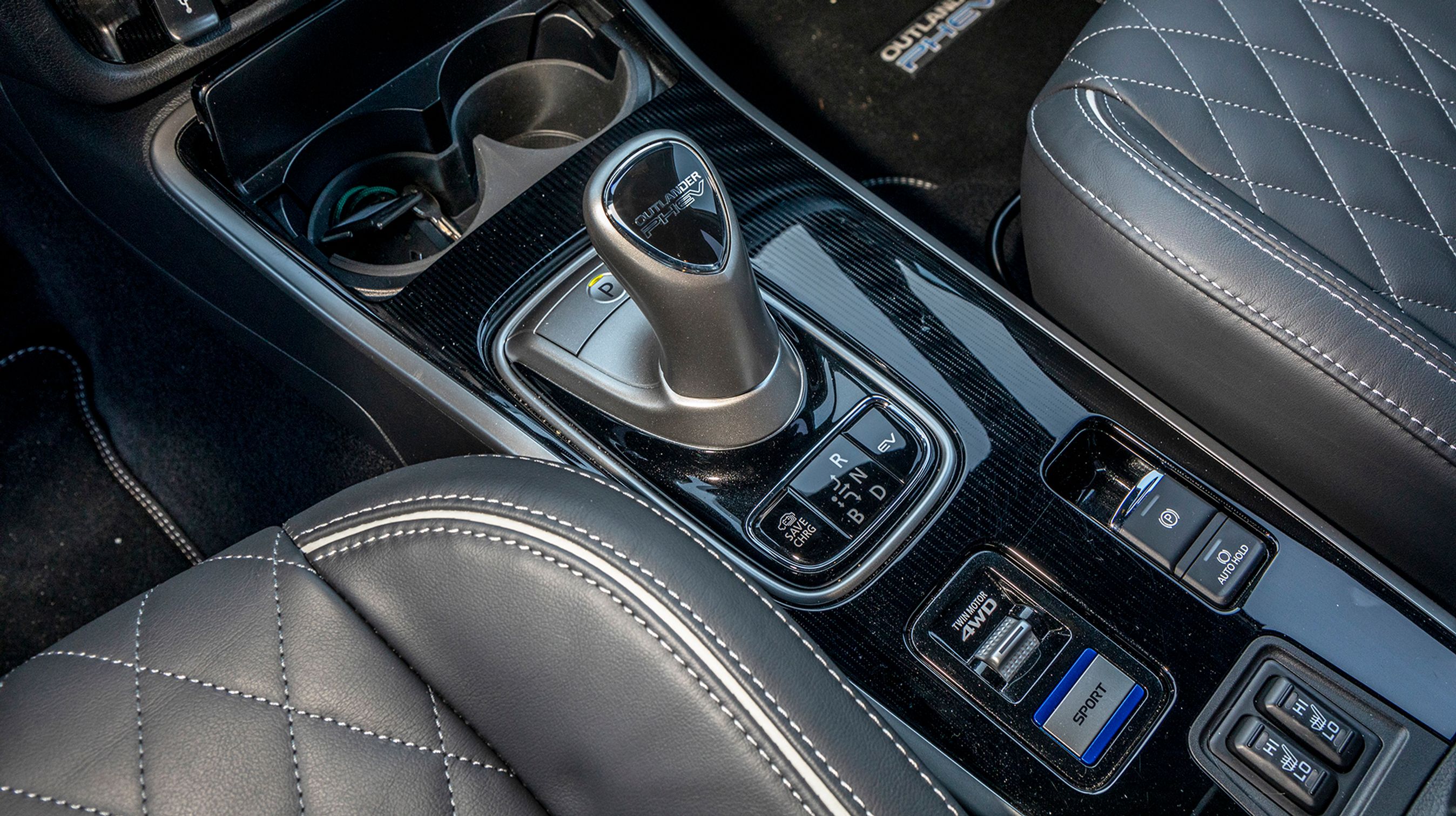 Man skal lige sætte sig ind i funktionen af de mange knapper rundt om gearstangen. Det er her bl.a. firehjulstrækkets funktioner styres.