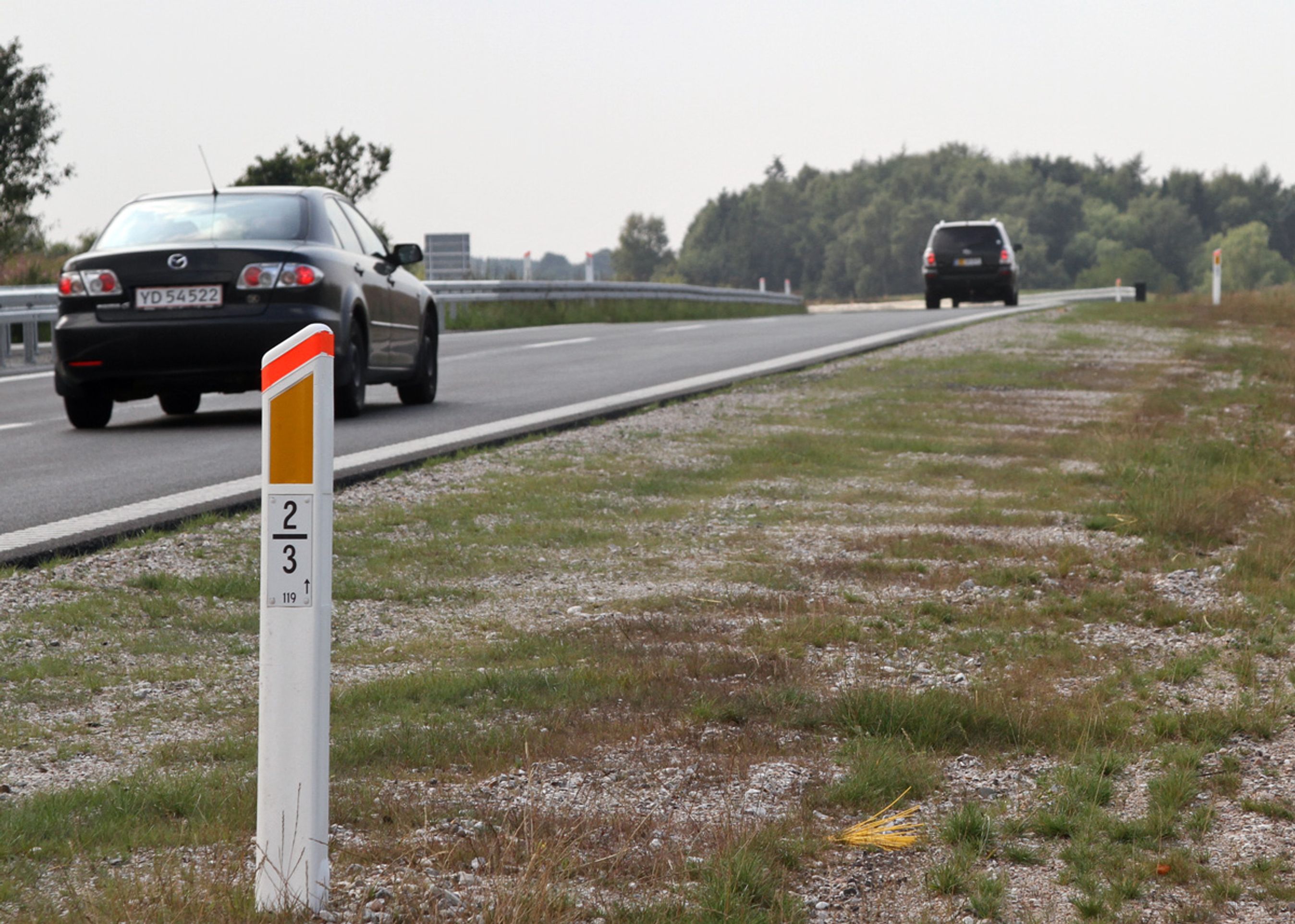 På noget af strækningen er der anlagt nødspor, men kun med grus-græs-belægning som her.