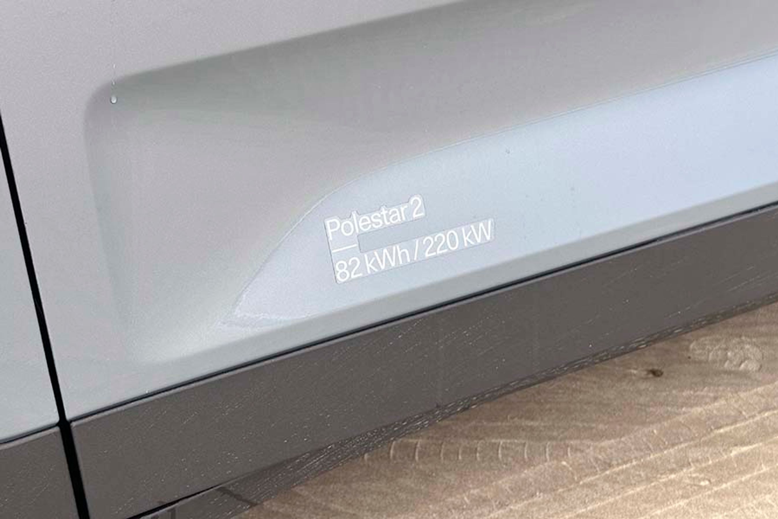 På siden af alle biler fra Polestar kan man se, hvilken motor- og batterivariant der er tale om. Her er det udgaven med det store 82 kWh batteri og en motor på 220 kW (299 hk).