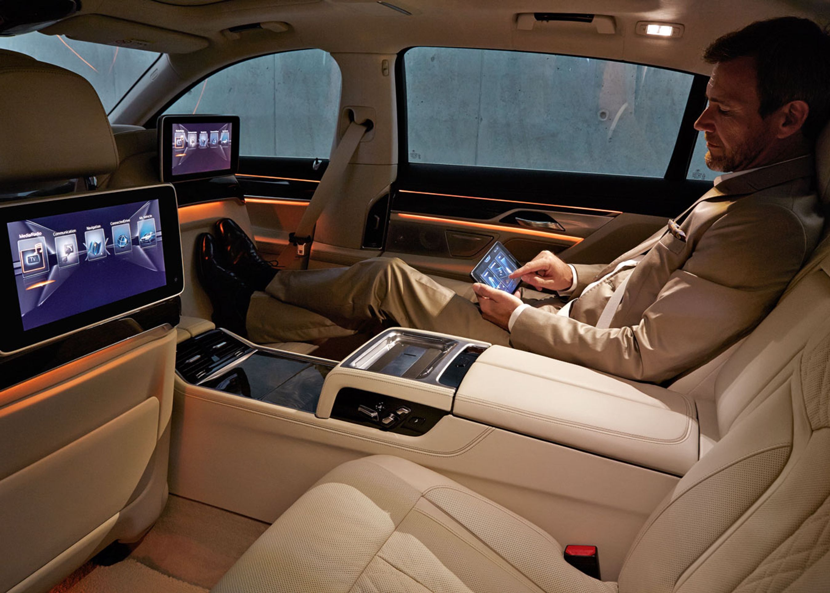 I den lange udgave bruges bagsædet mest af ejeren eller vigtige gæster, og der fås et hav af komfortudstyr heromme. Bl.a. muligheden for at have fødderne oppe på en skammel.