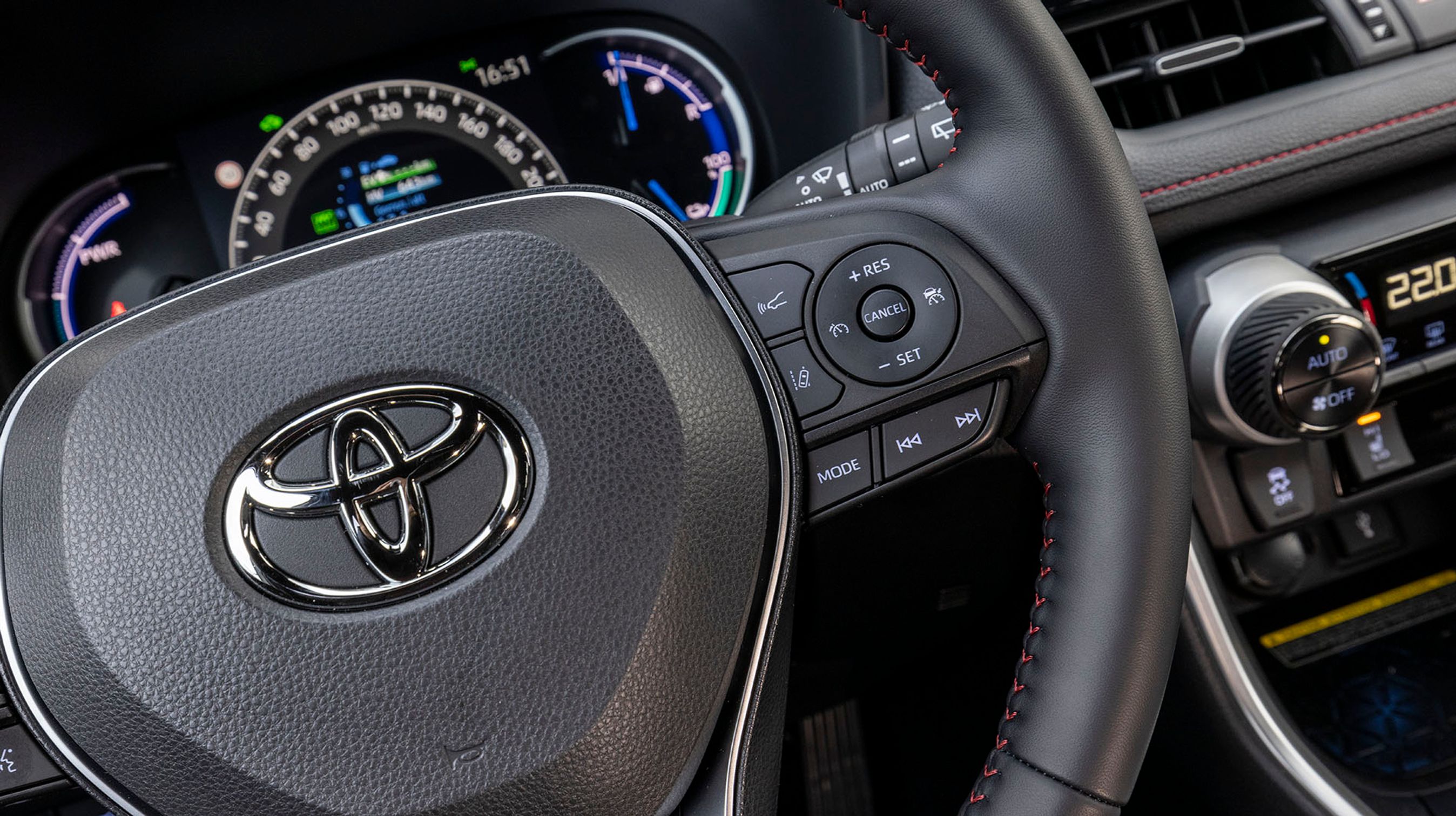 Fartpiloten styres let fra knapperne på rattets højre side. Den er adaptiv og holder således selv afstand til forankørende biler.