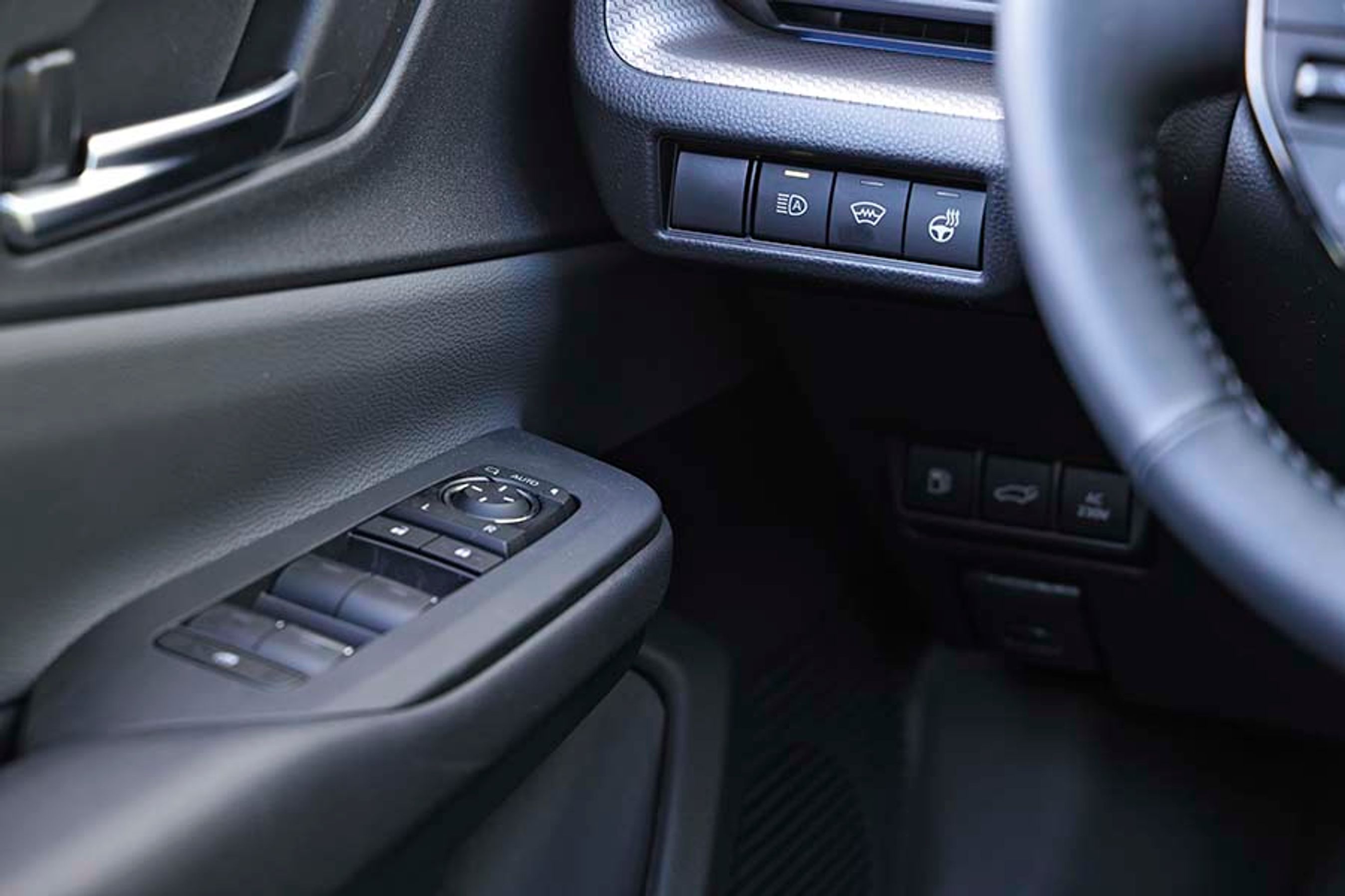 Til venstre for rattet kan man aktivere varme i rattet og varme i forruden foruden den automatiske op- og nedblænding af det lange lys.