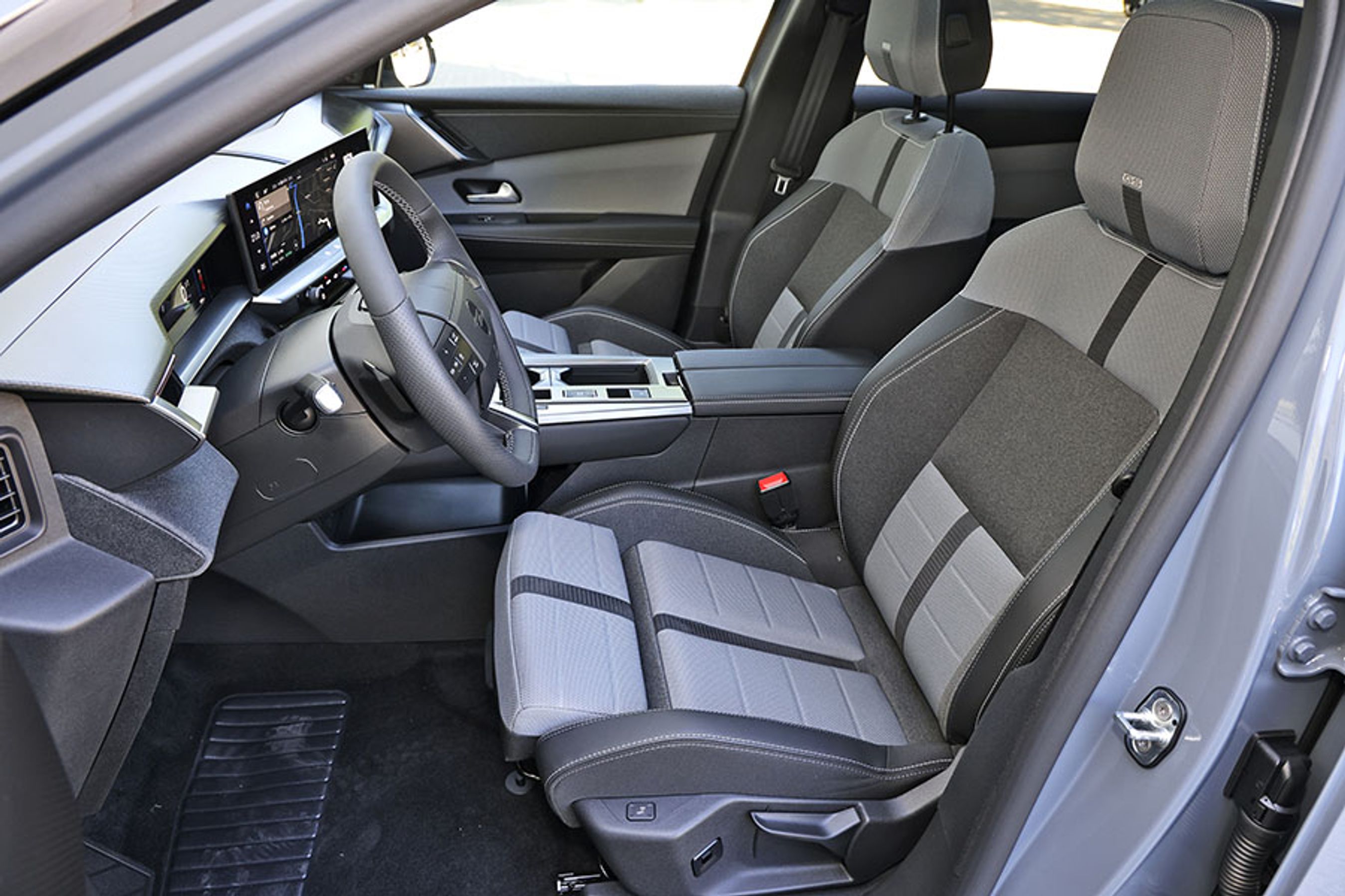 Forstolene har elektrisk tilt af sædets forkant og elektrisk justering af lændestøtten. De øvrige indstillinger foregår manuelt og er ikke altid helt lette at betjene. Sædets forkant kan trækkes ud for bedre lårstøtte.