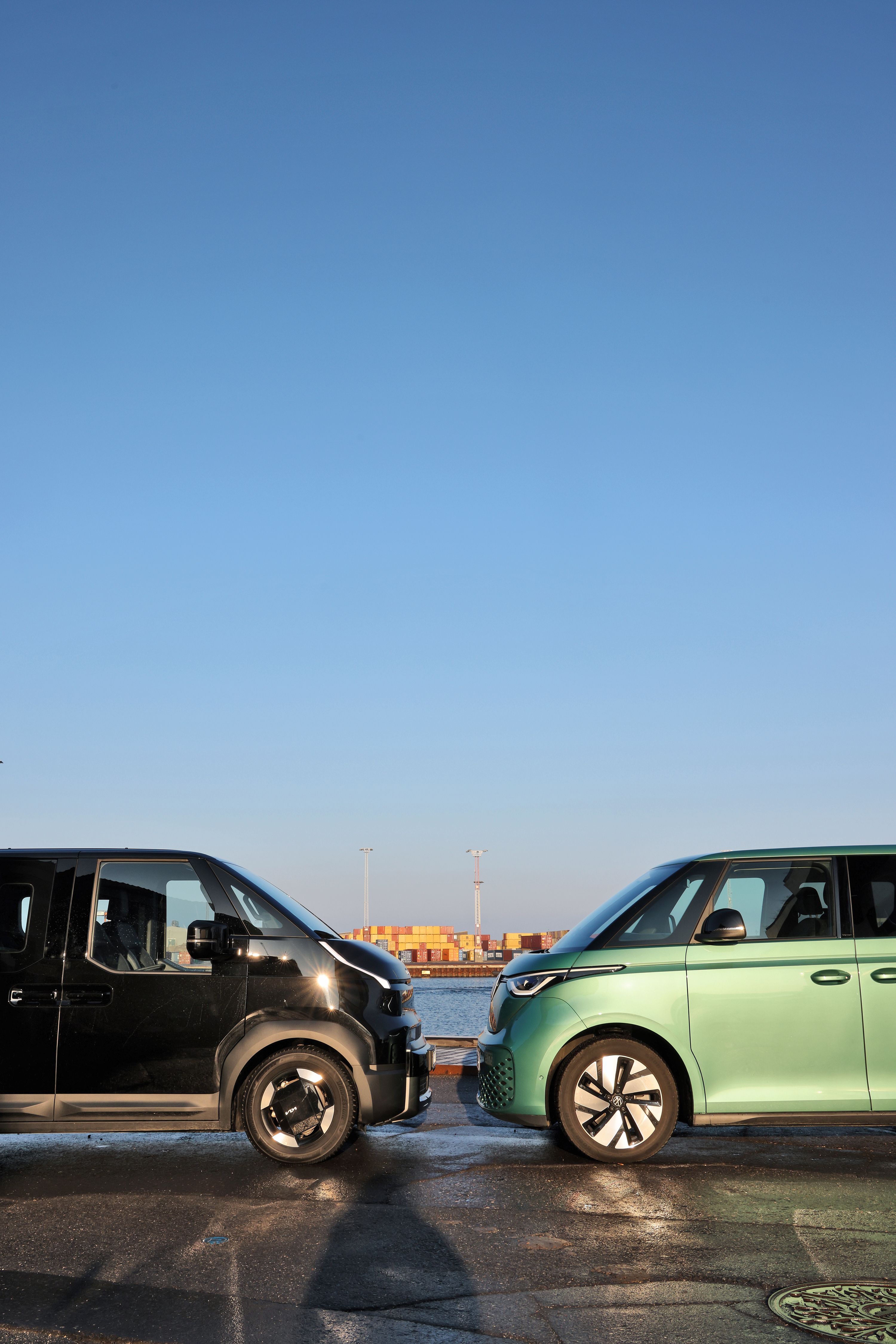 En Kia PV5 og en VW ID. Buzz holder front mod front