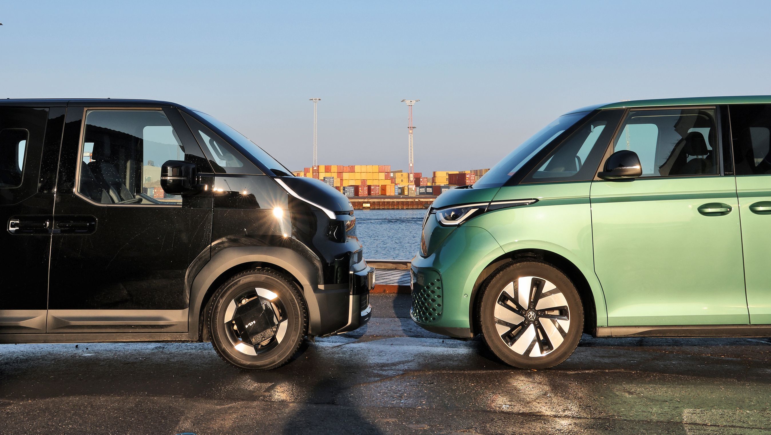 En Kia PV5 og en VW ID. Buzz holder front mod front