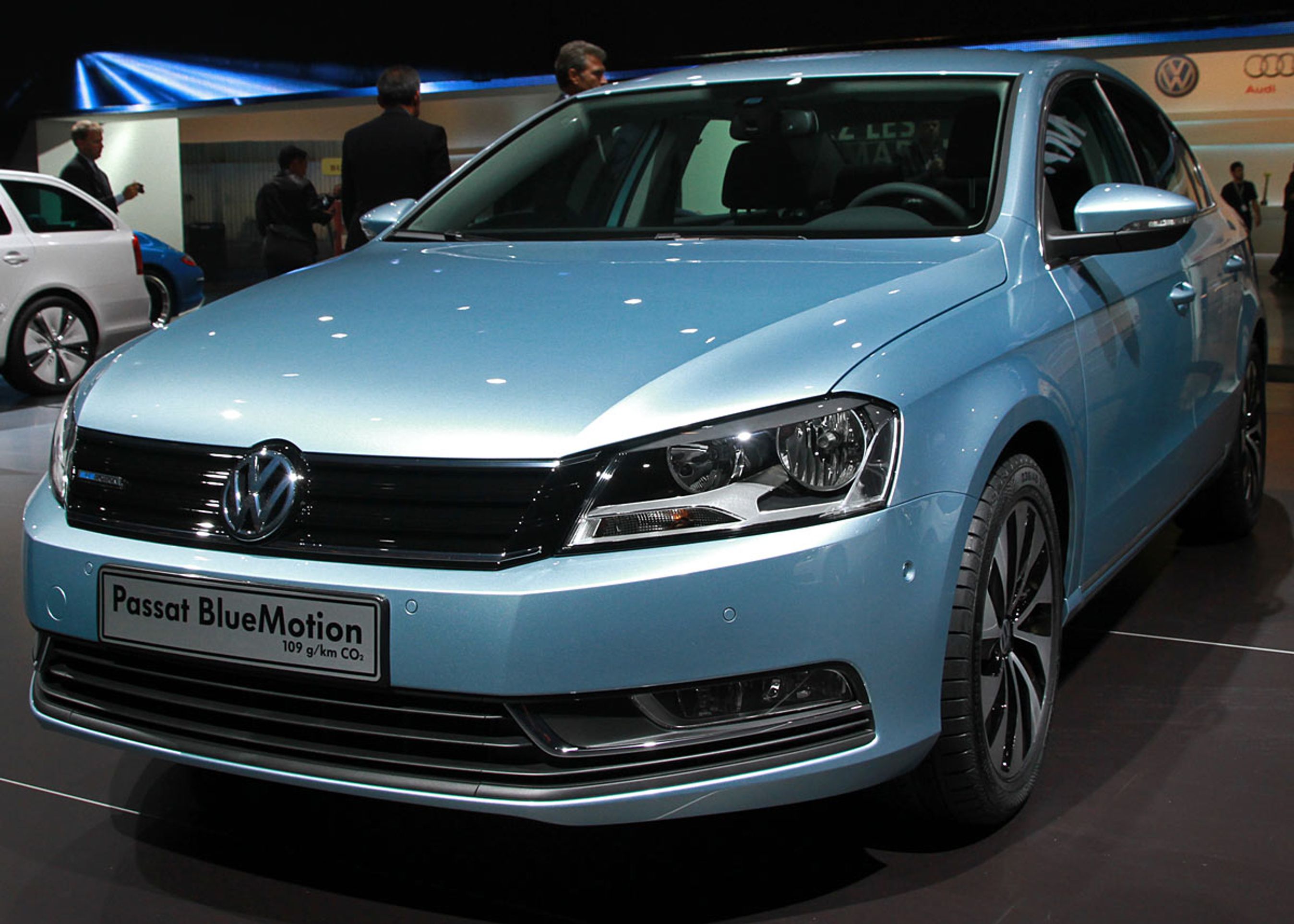 Den fornyede Passat falder i frontdesign helt i tråd med øvrige nye VW-modeller.