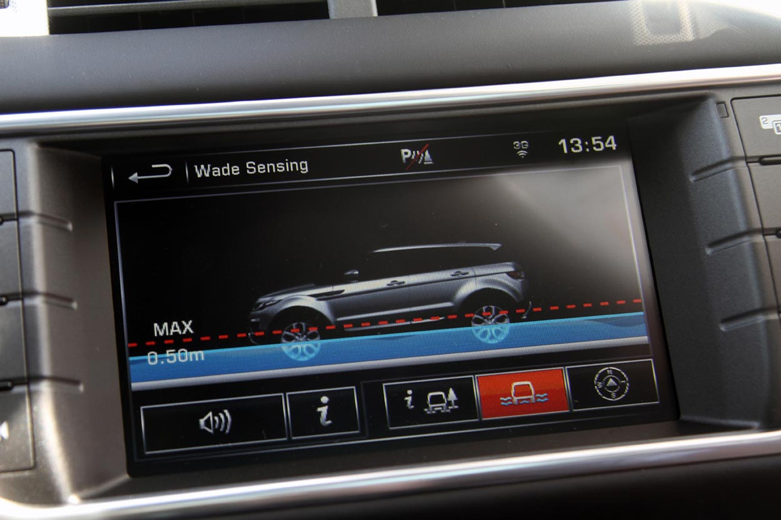 Blandt meget finurligt ekstraudstyr er ekkoloddet. Med dybdemåleren kan man følge med i, om man er ude på for dybt vand. Her er der en pæn margin op til bilens grænse på en halv meter.