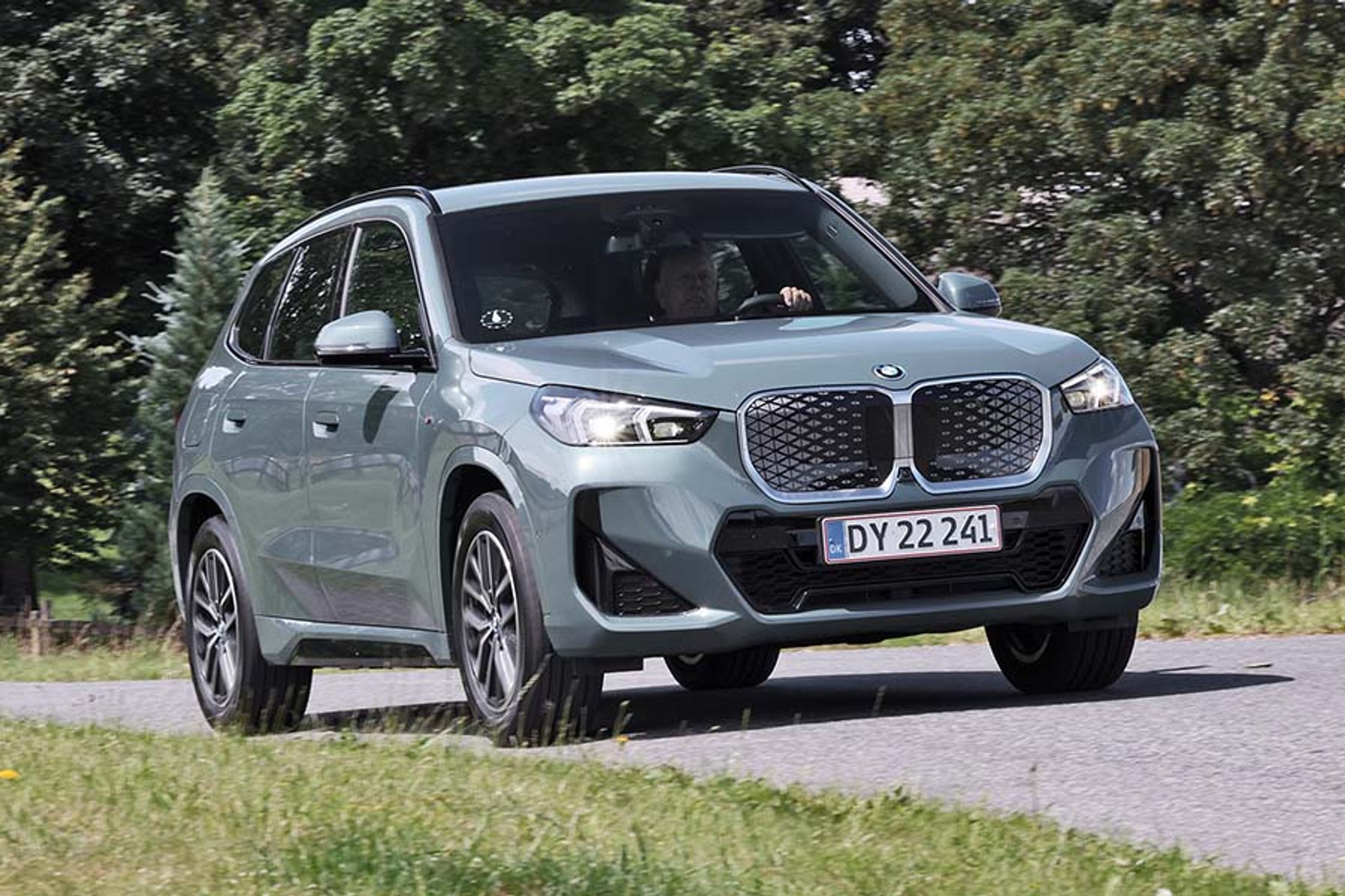 Prisen på BMW’s mindste SUV er nu kommet under 400.000 kr. Testbilen er dog med fuld udstyrspakke, og det koster 50.000 kr. ekstra. I forhold til den firehjulstrukne udgave med kraftigere acceleration sparer man cirka 75.000 kr.