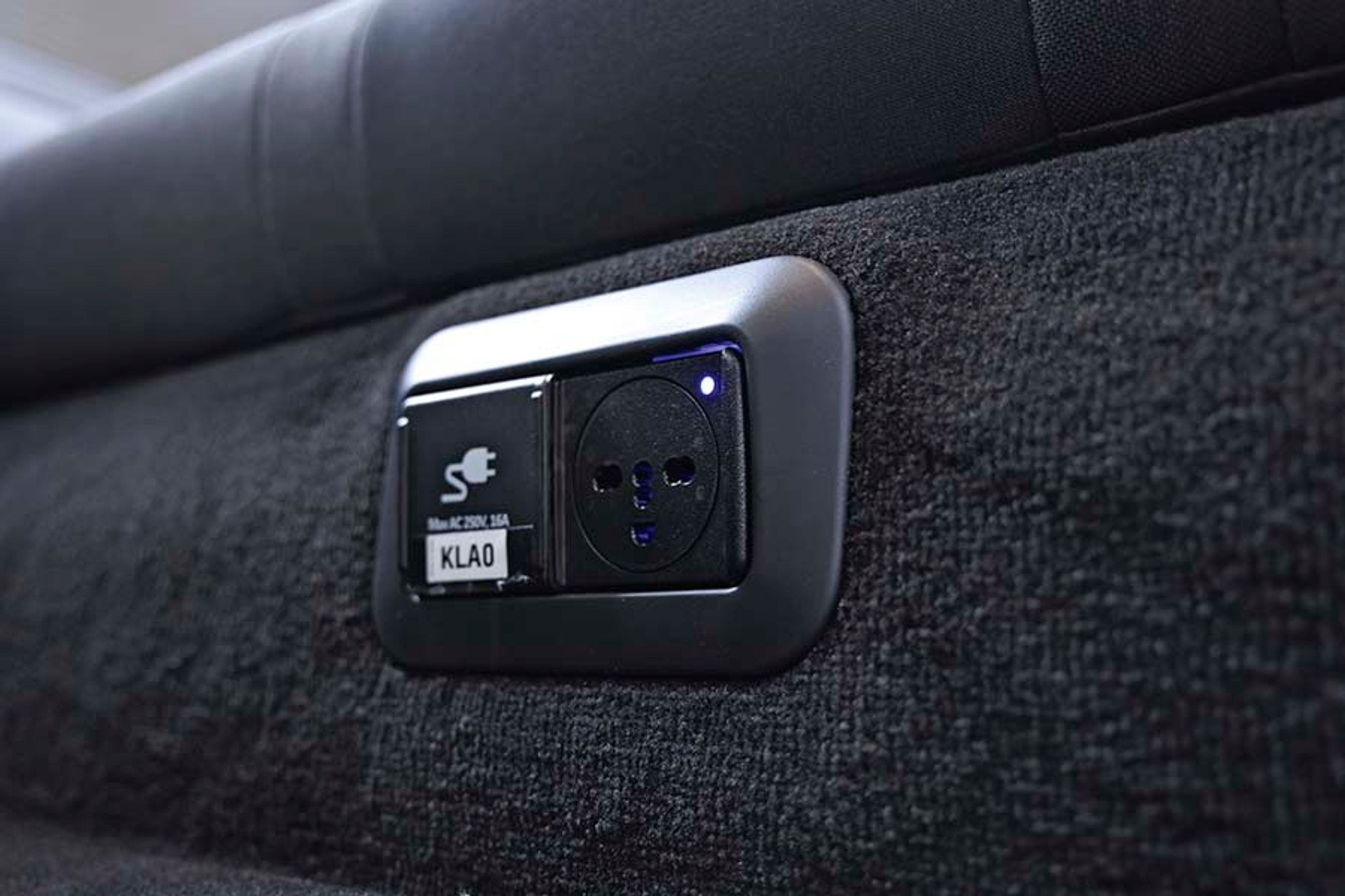 Et stort plus ved Ioniq 6 er dette strømudtag ved bagsædet. Du kan få op til 250 volt /16 ampere, hvilket er mere strøm, end man normalt bruger i en husstand. Kan også bruges til støvsugeren eller en kaffemaskine, når du holder pause på langturene. 