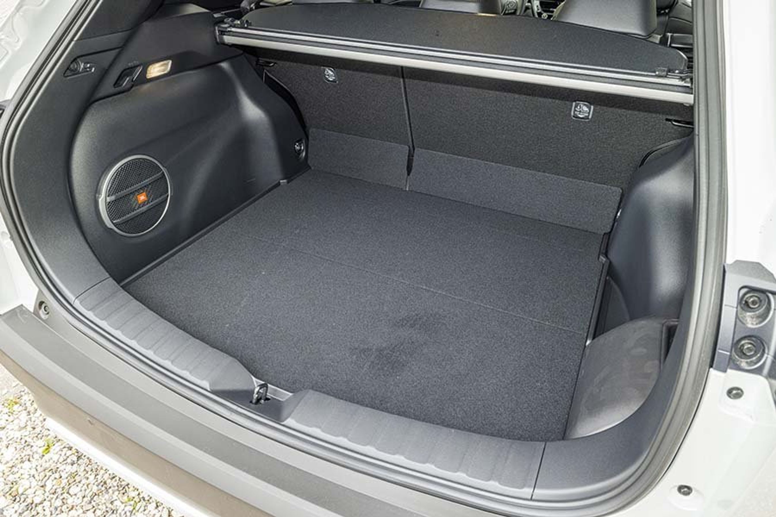 Bagagerummet er normalt i størrelse for en mellemklasse-SUV, 433 liter. 