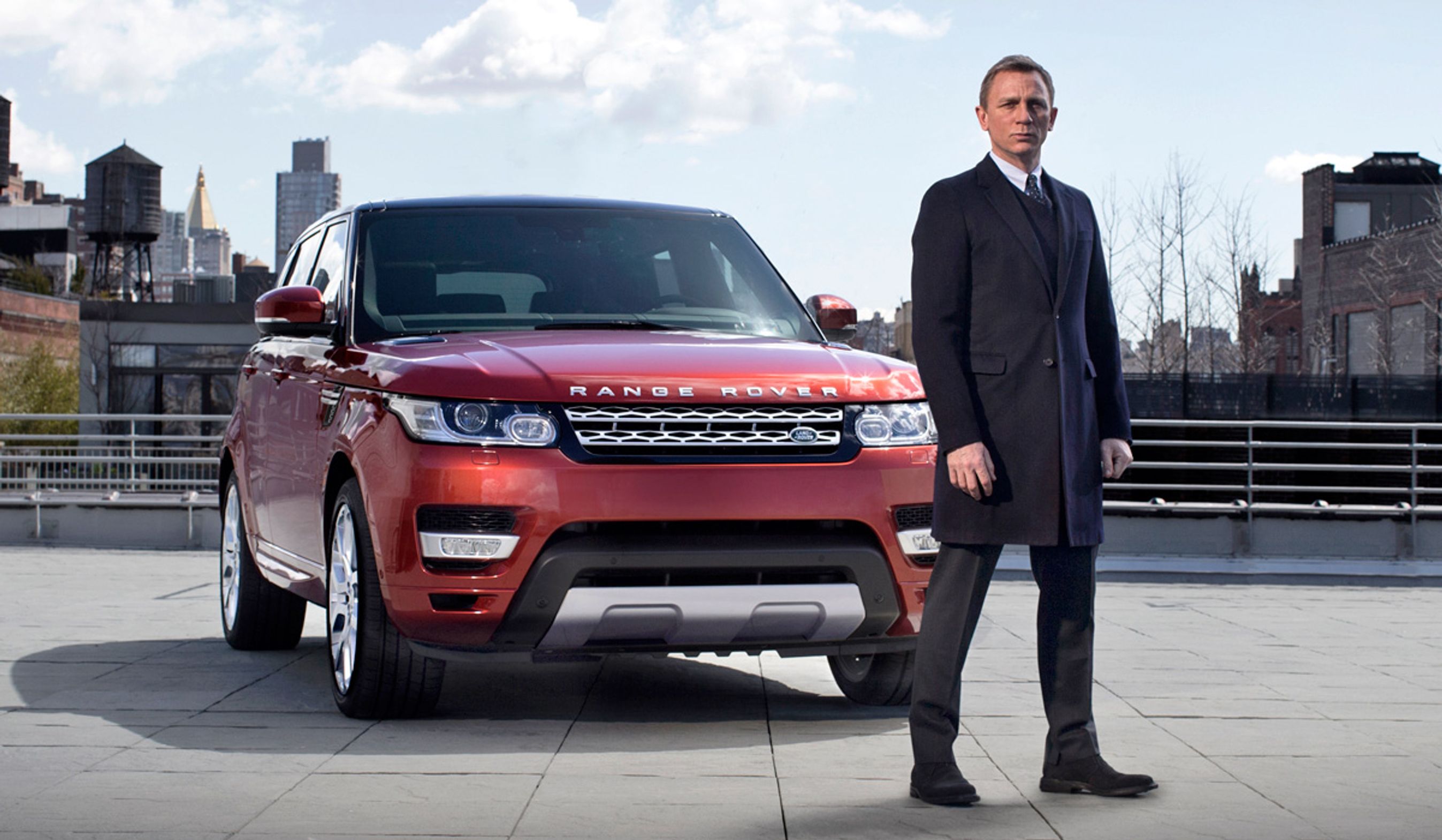 Den nye Range Rover Sport flankeret af 007-skuespiller Daniel Craig. Hans næste tjenestebil, måske?