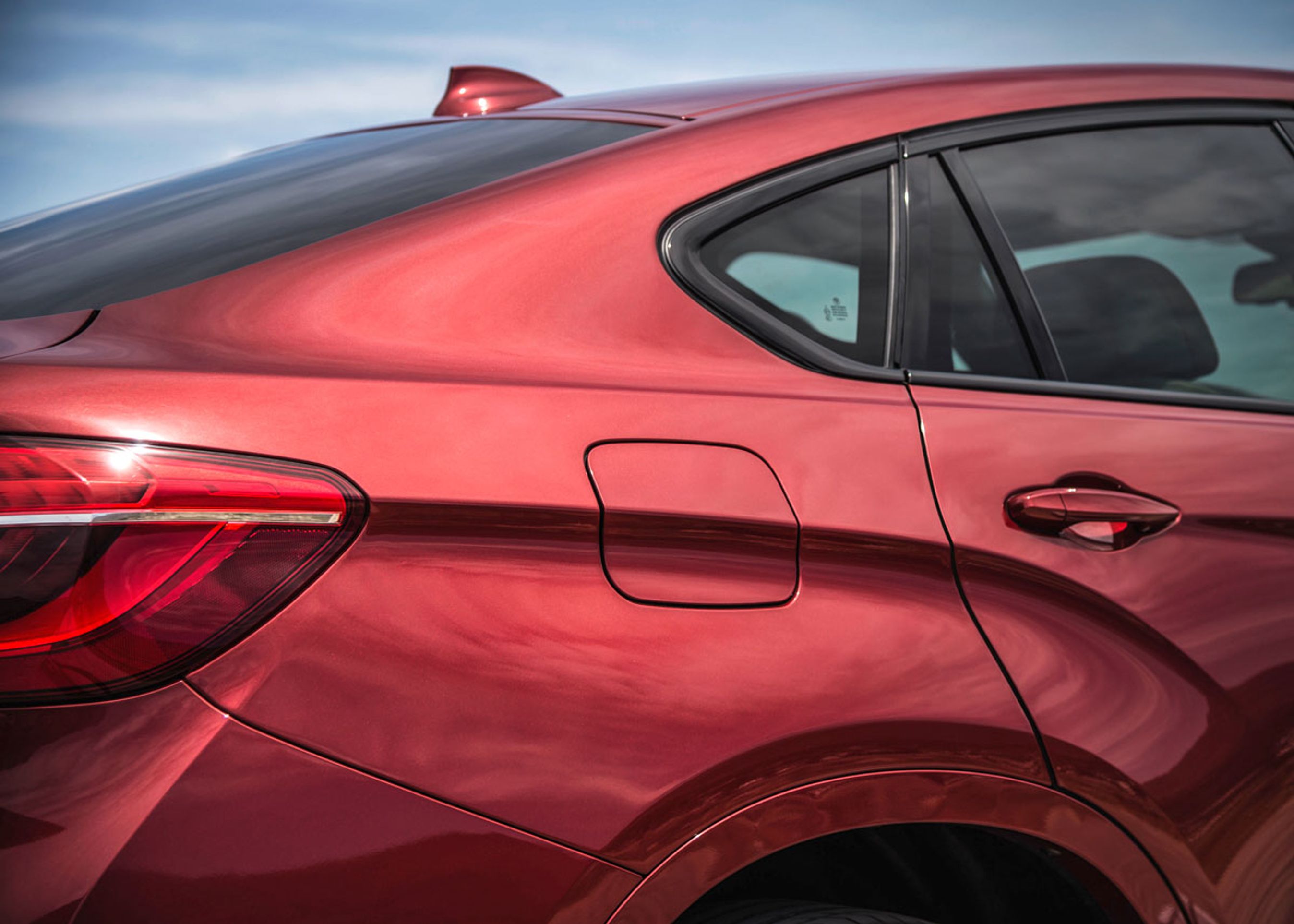 Den nye X6 har fået en særegen kant fra bagdøren og hen til baglygten.